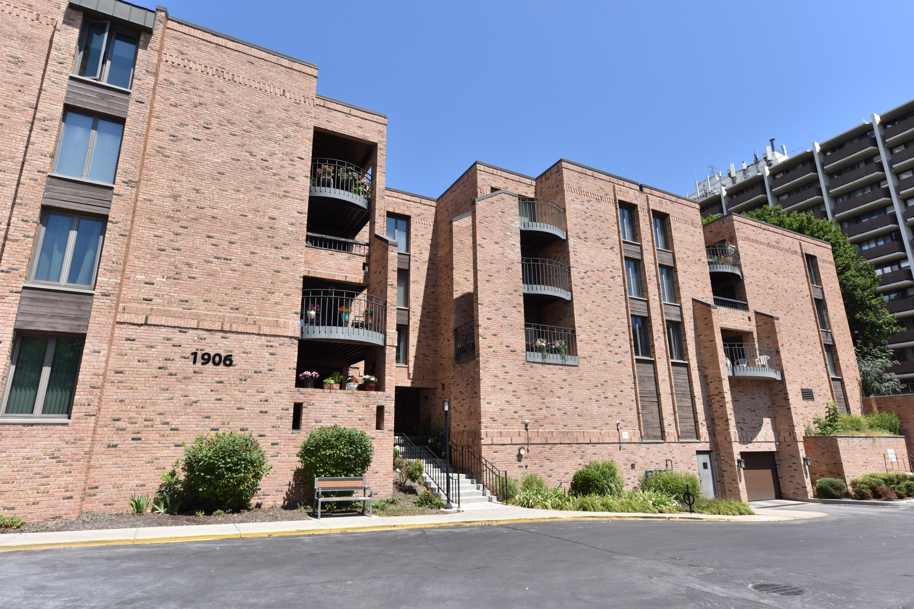 1906 E Shorewood Blvd Property Photo 1