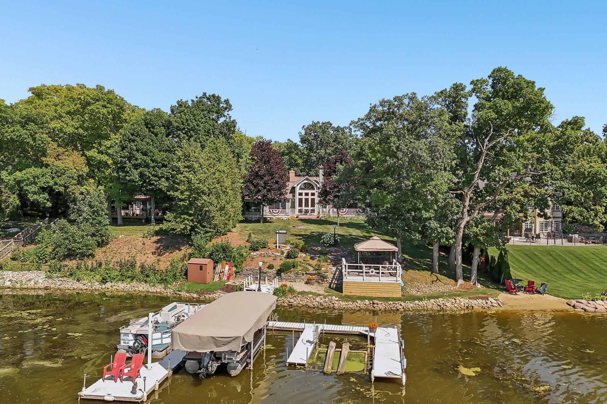 5946 N River Bay Rd Property Photo 1