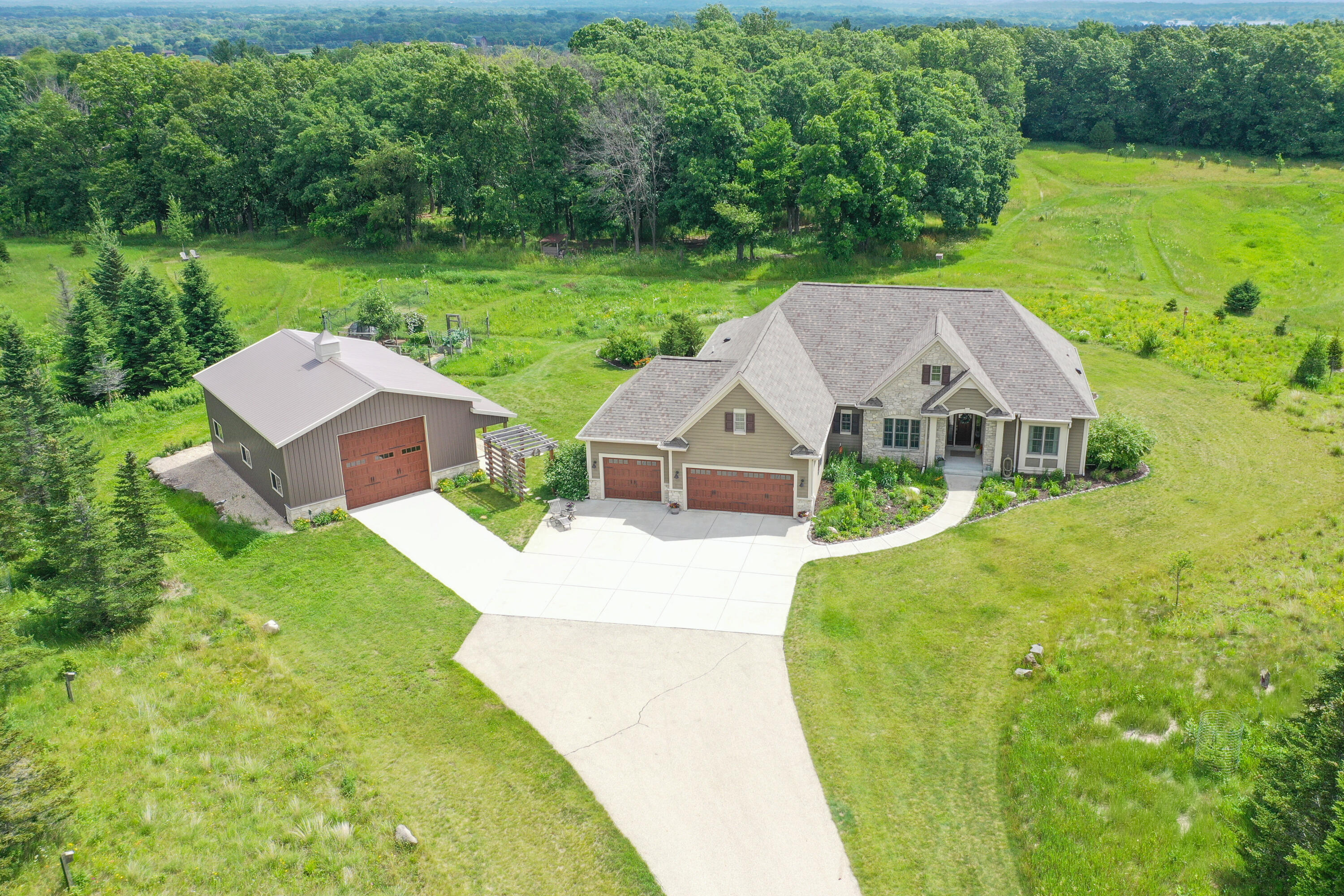 S106w36642 Saddle Ridge Dr Property Photo 1