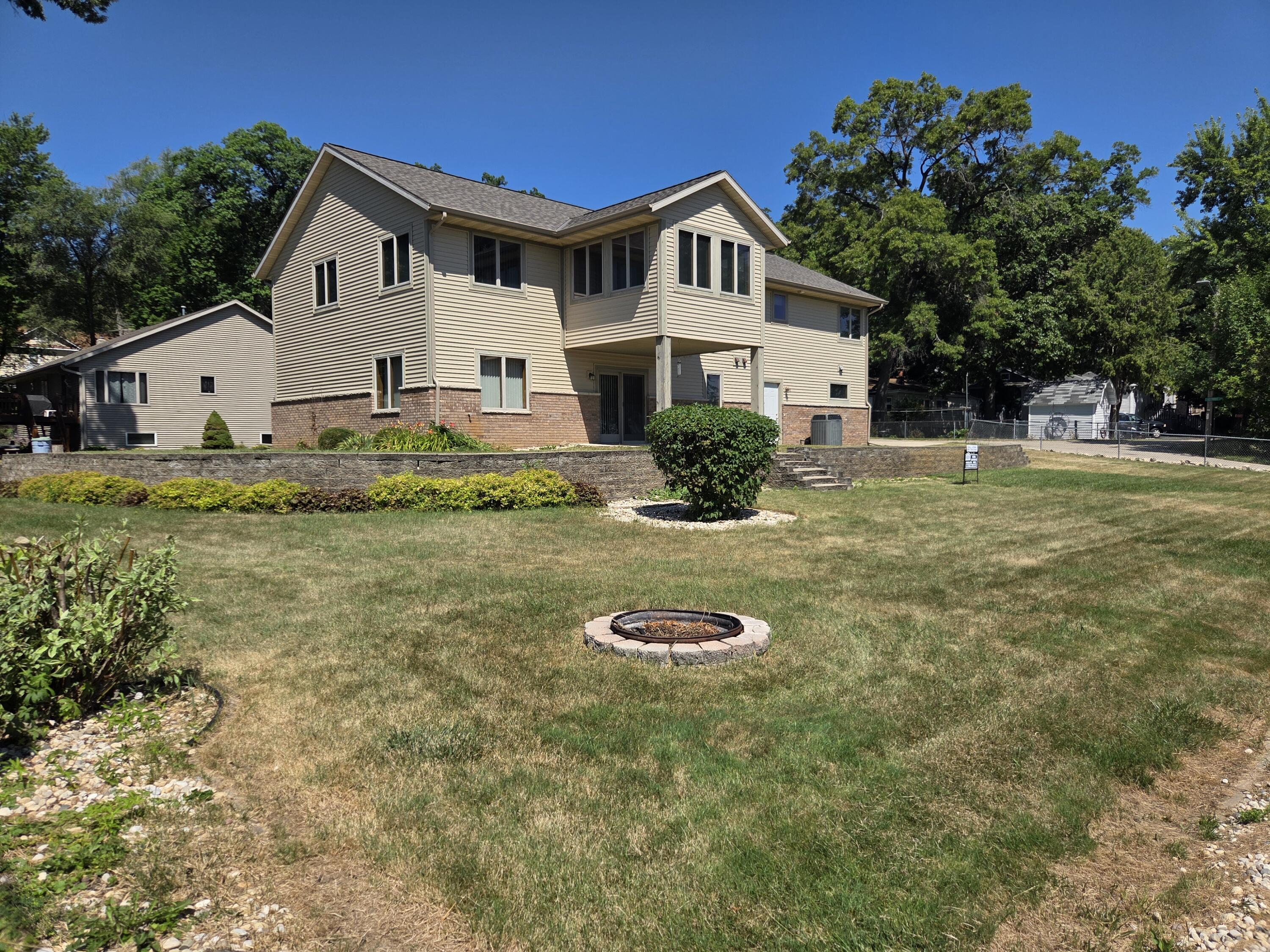 1806 E Road 3 -