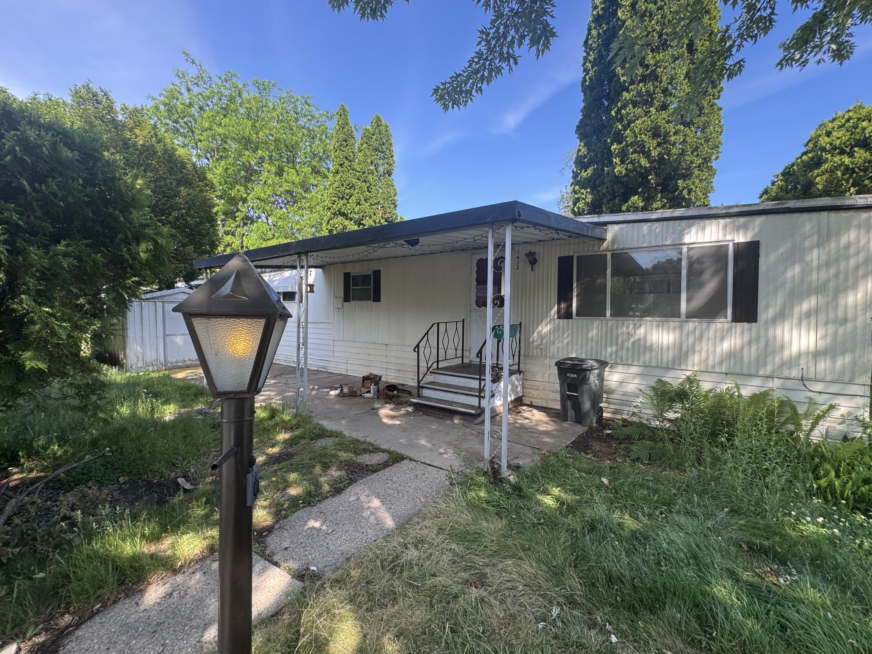 1432 Pleasant St Property Photo 1
