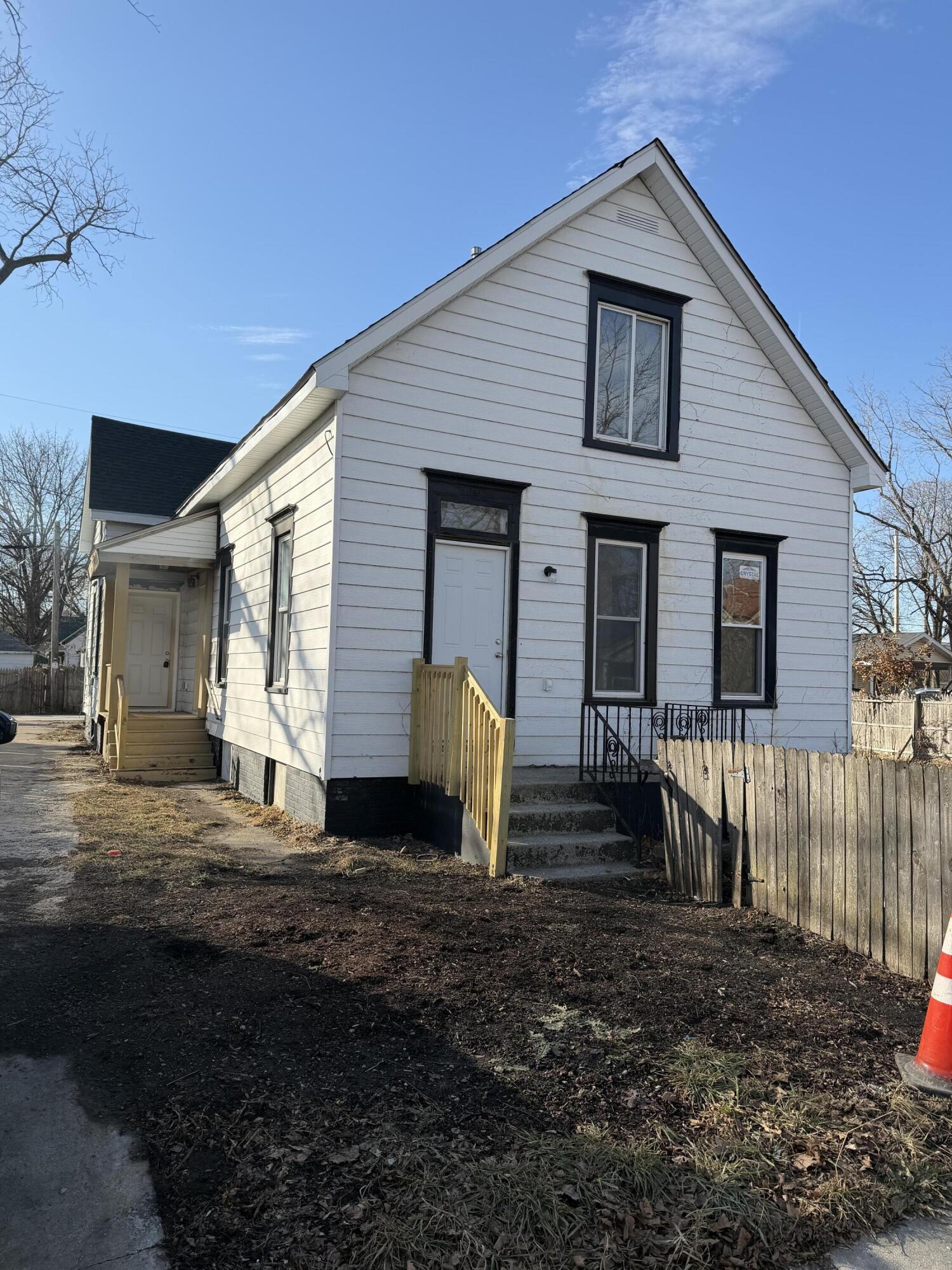 1646 Center St Property Photo 1