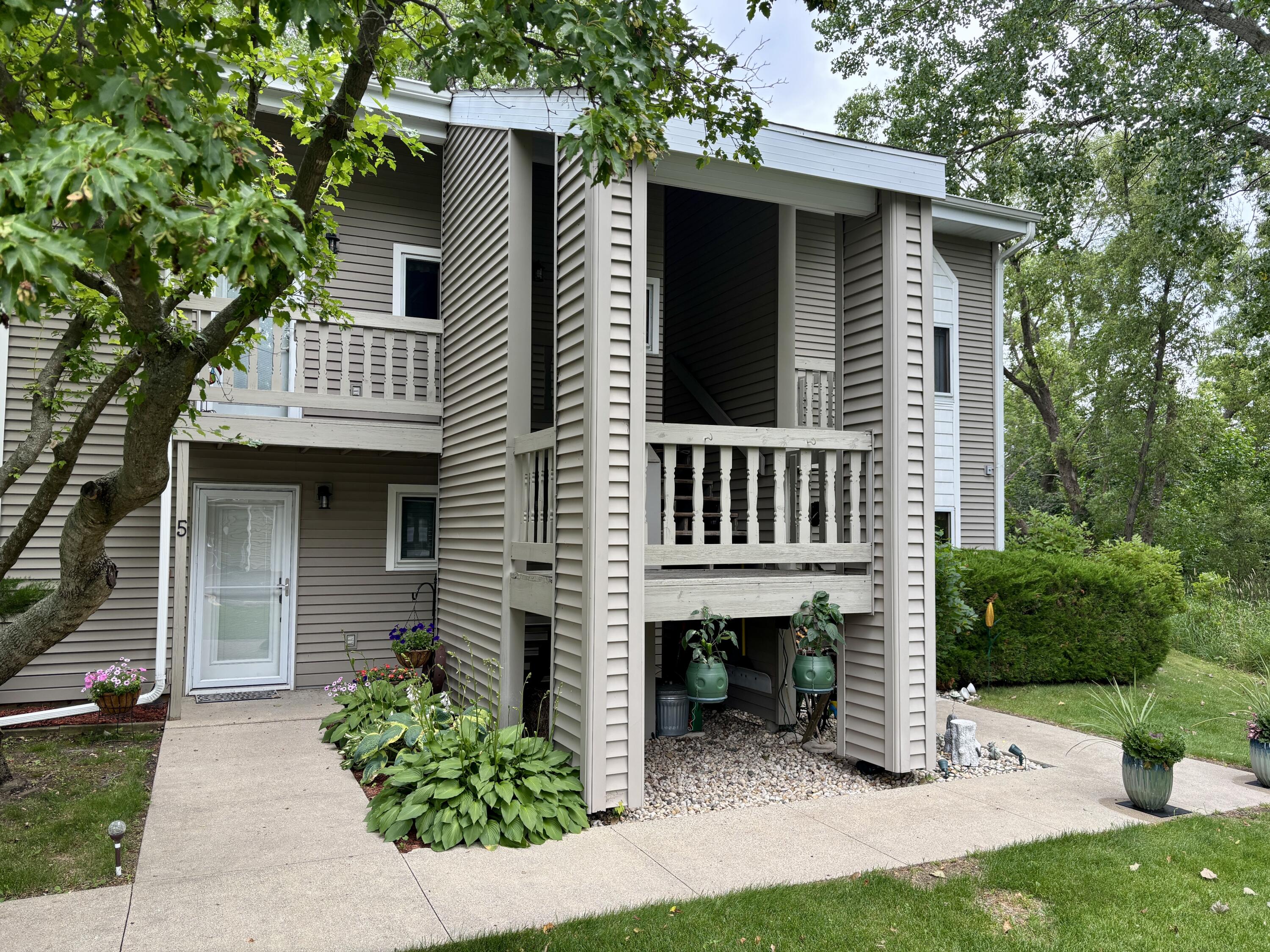 717 E Lakeview Rd Property Photo 1