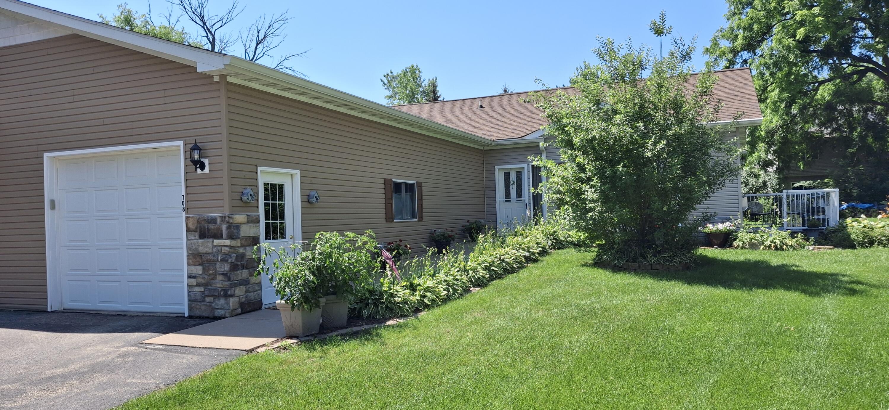 708 Riverview Ct Property Photo 1