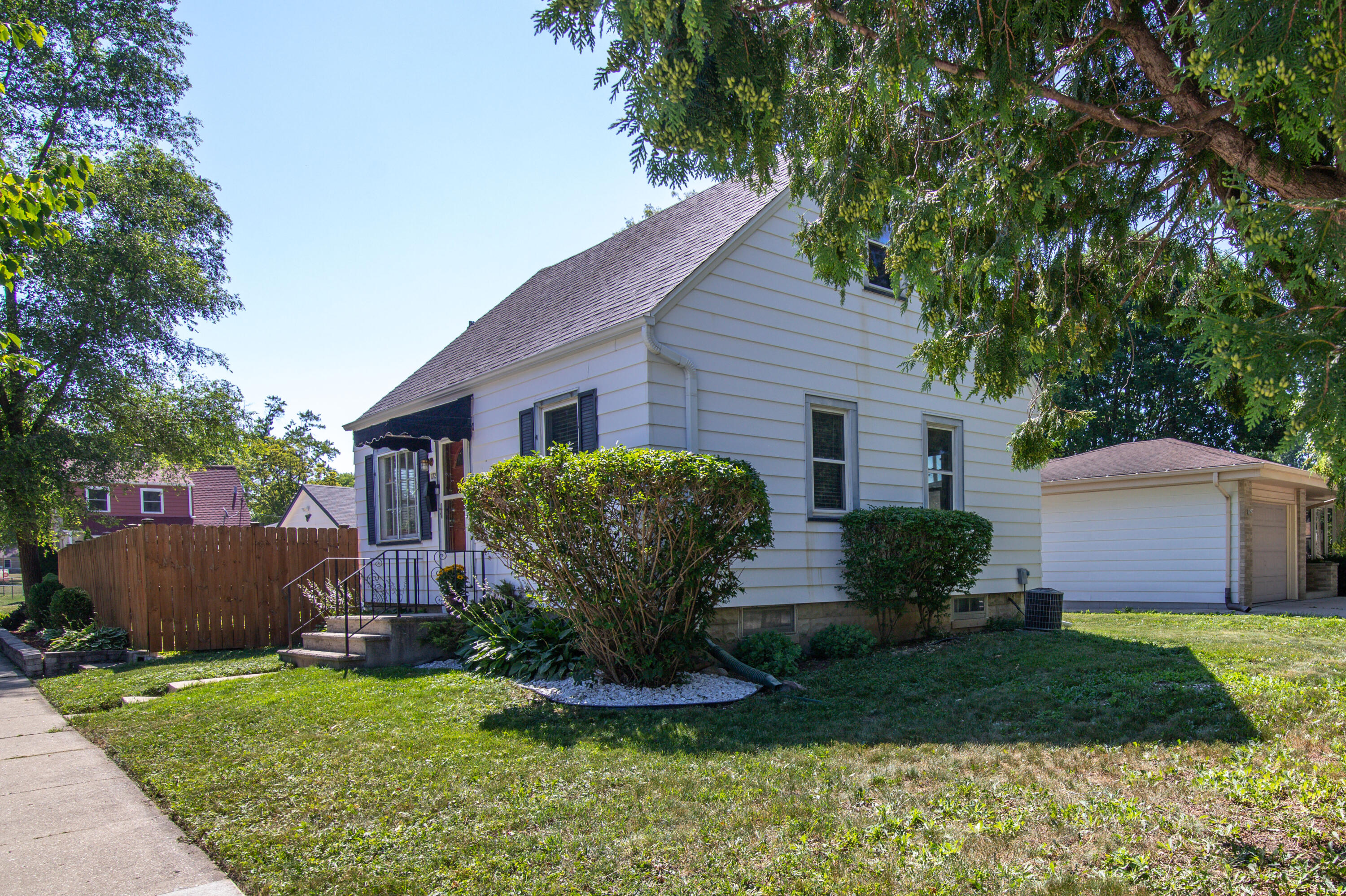 11729 W Washington St Property Photo 1