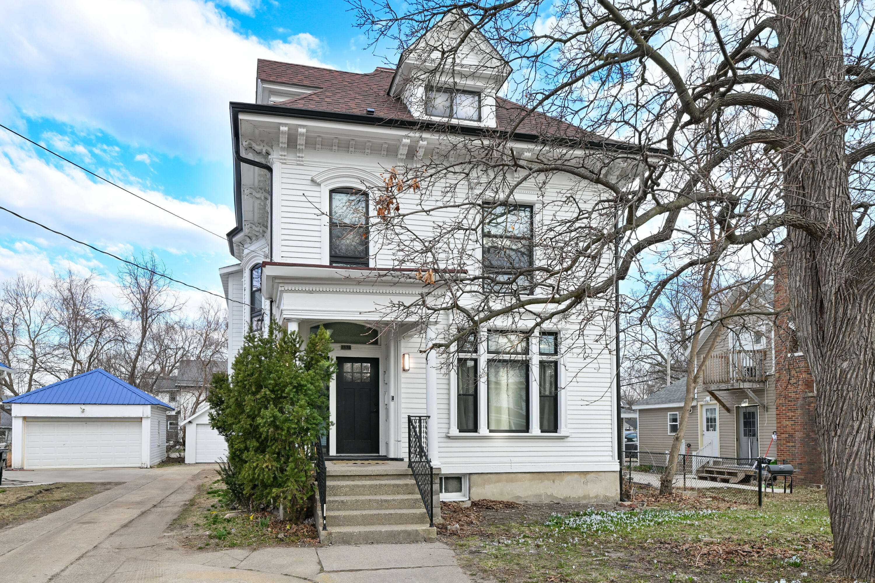 1136 Prairie Ave Property Photo 1