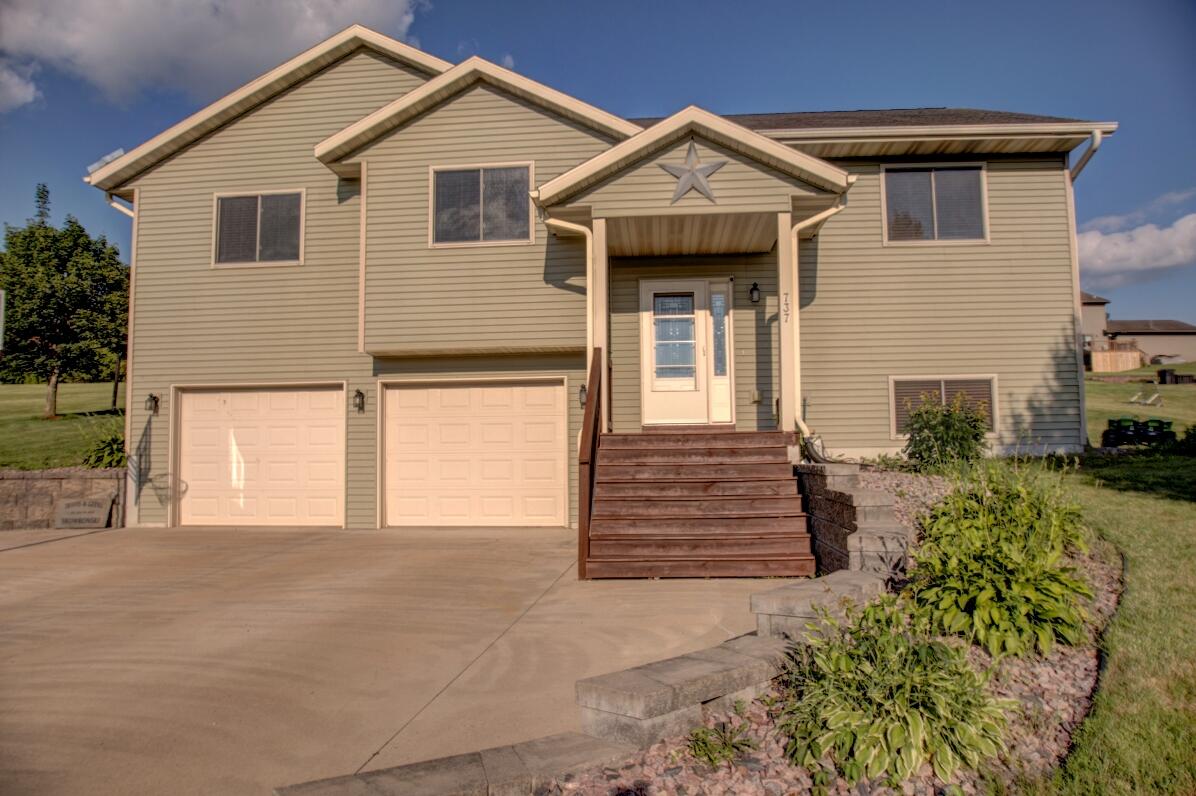 737 Arrowhead Blvd Property Photo 1