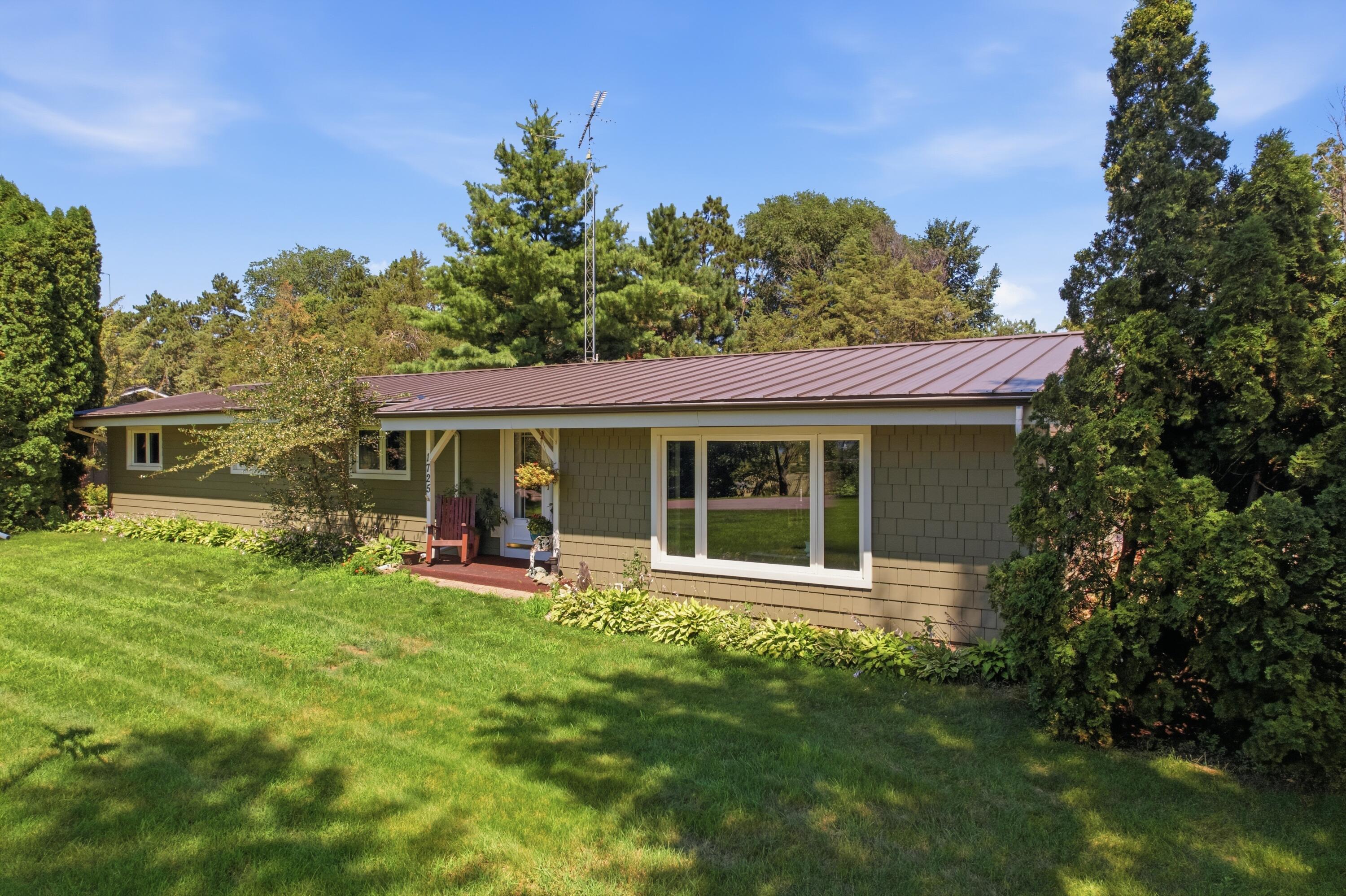 1725 N River Rd Property Photo 1