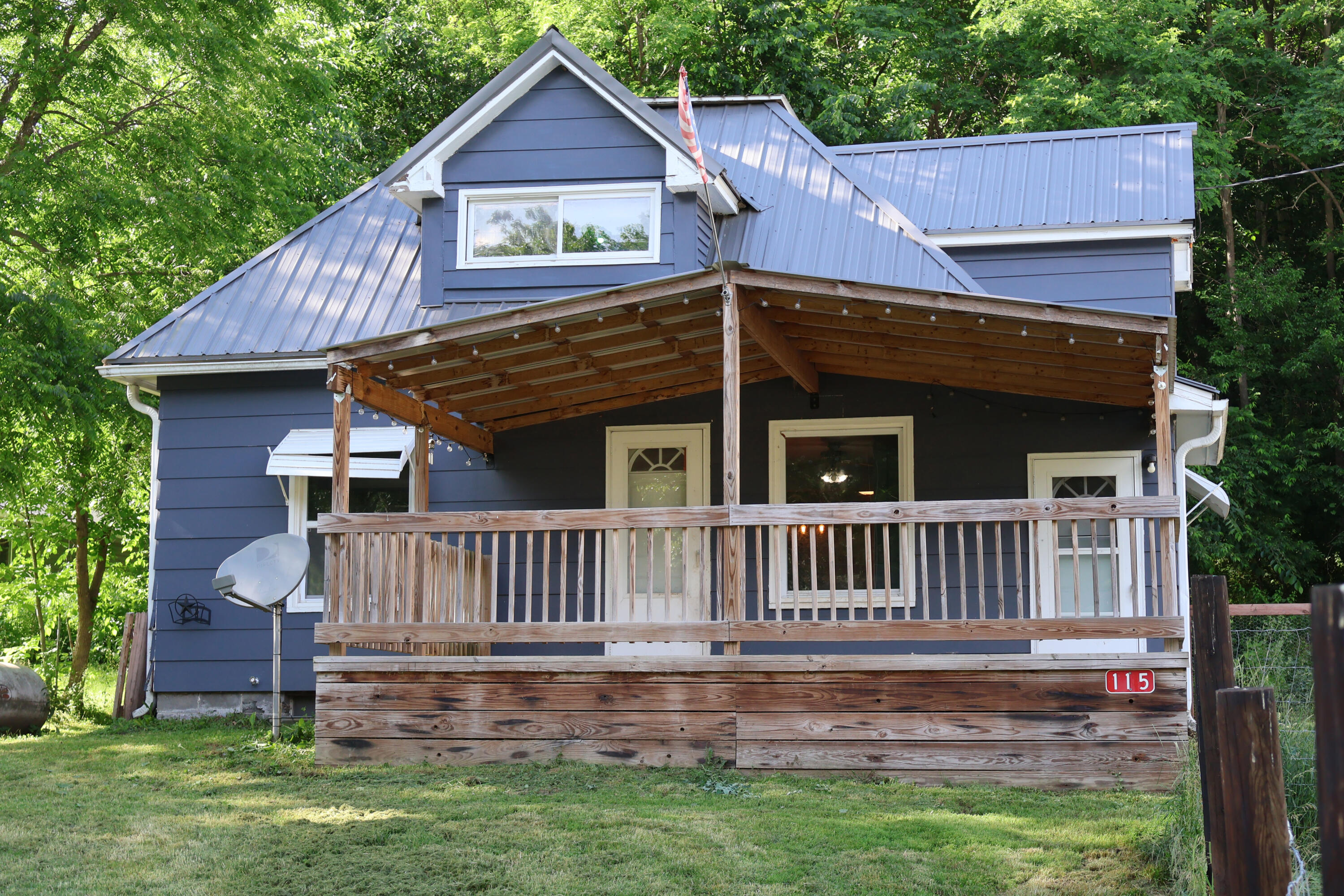 115 4th Ave - Property Photo 1