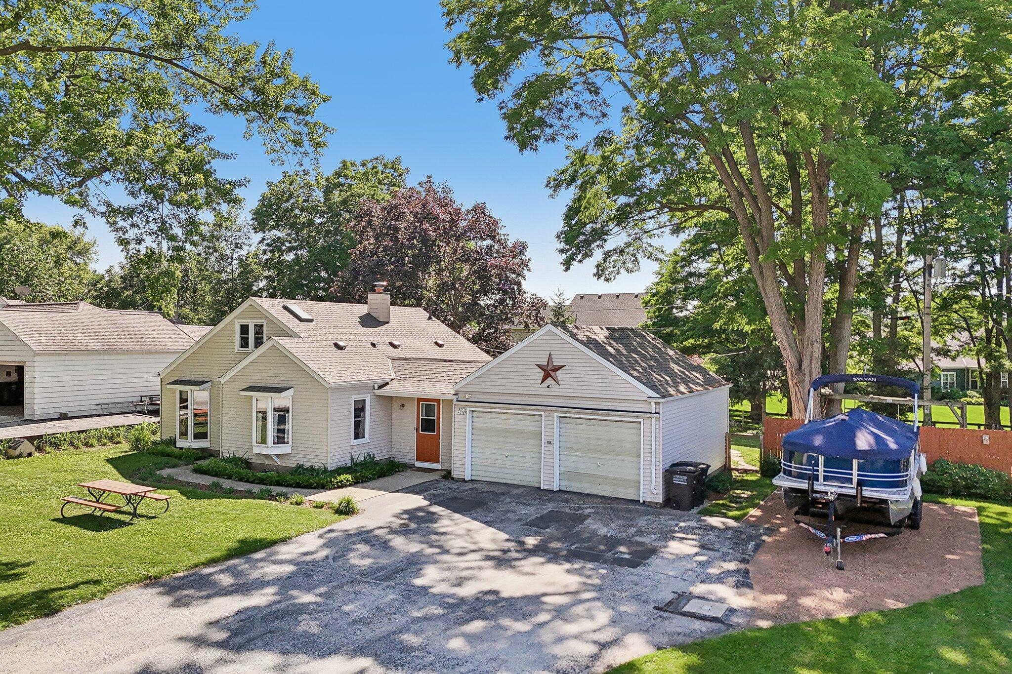 W272n2593 Apple Tree Ln Property Photo 1
