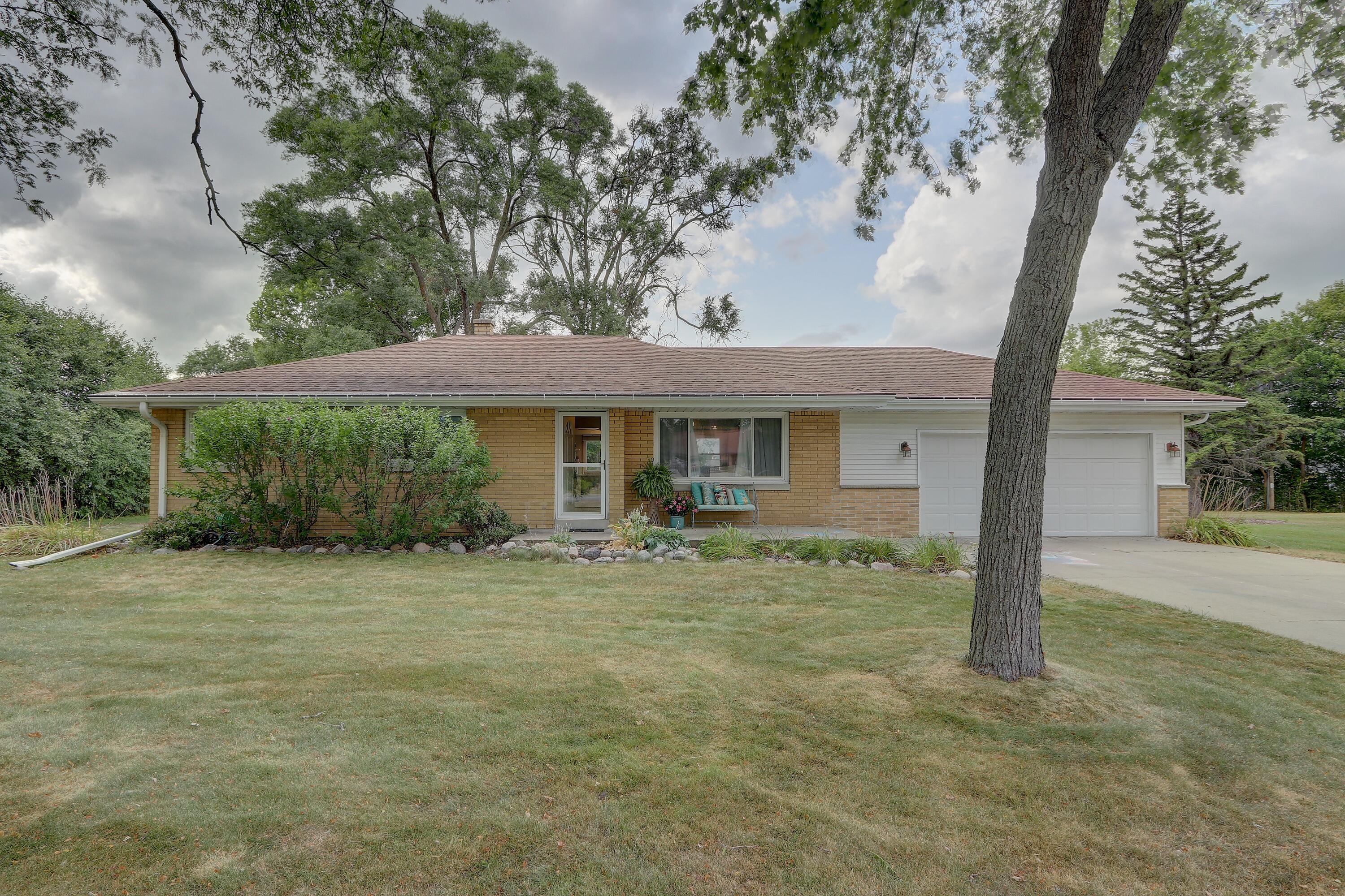 15728 W Robin Rd Property Photo 1