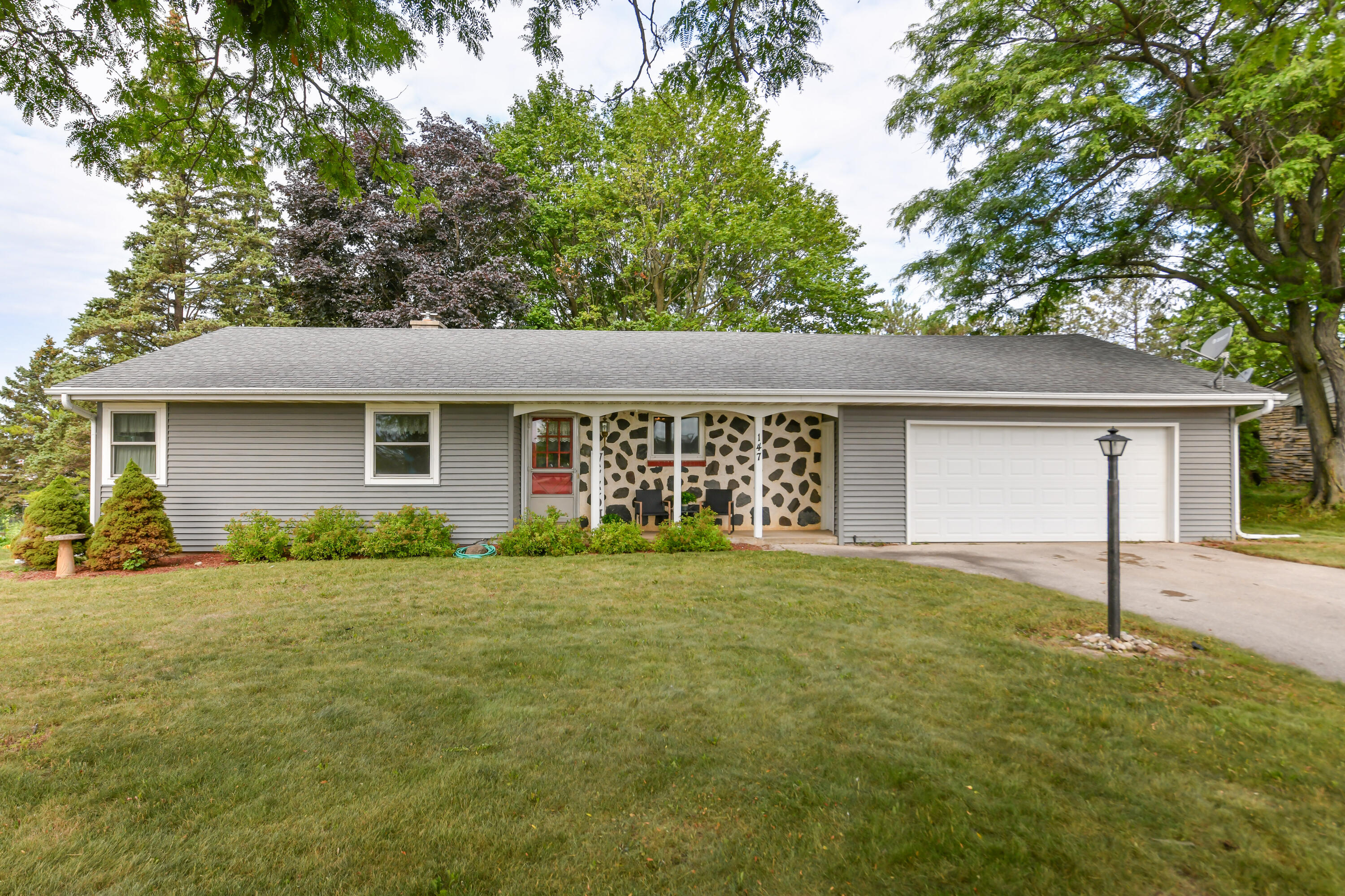 147 Hilldale Dr Property Photo 1