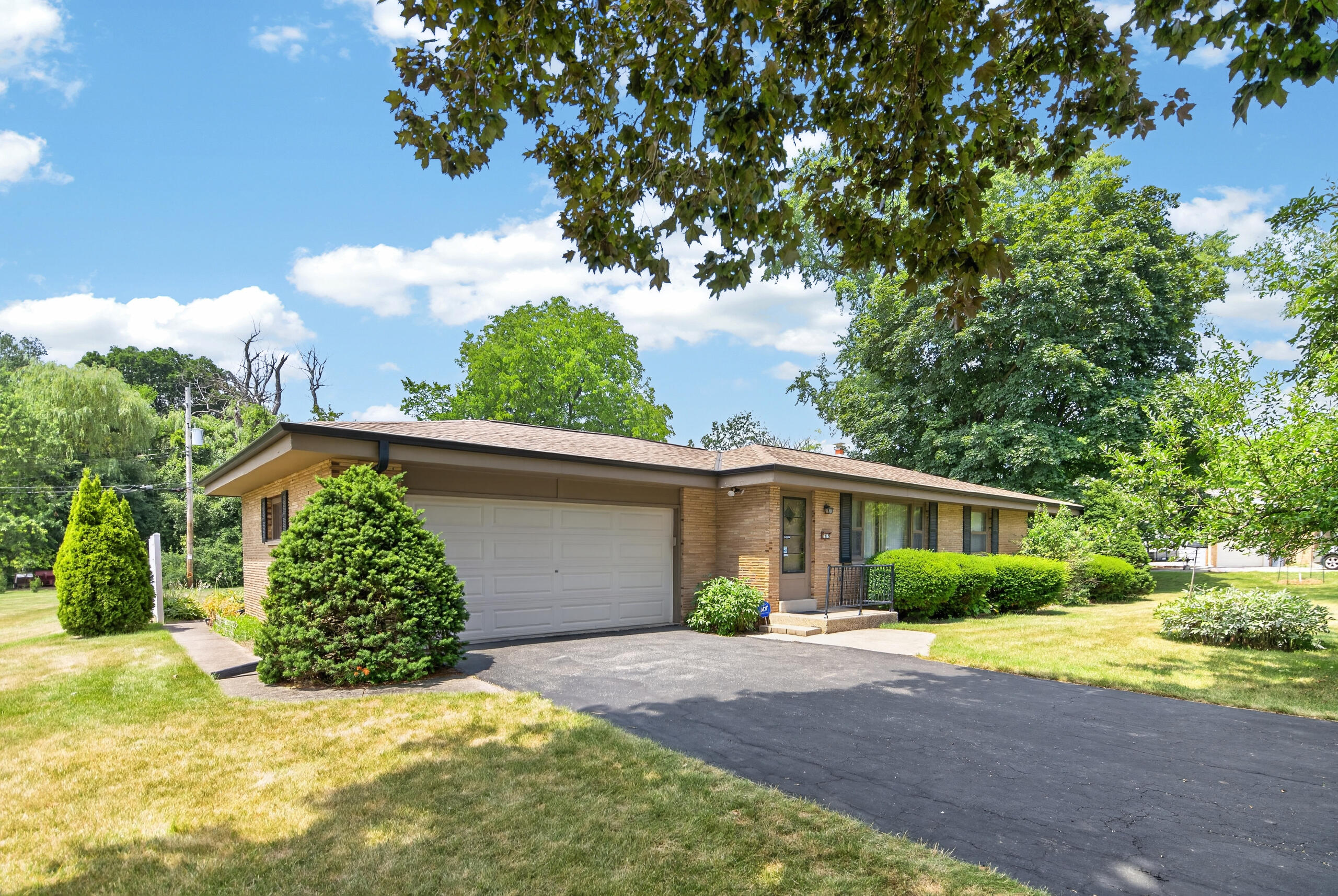 3915 Brook Ln Property Photo 1