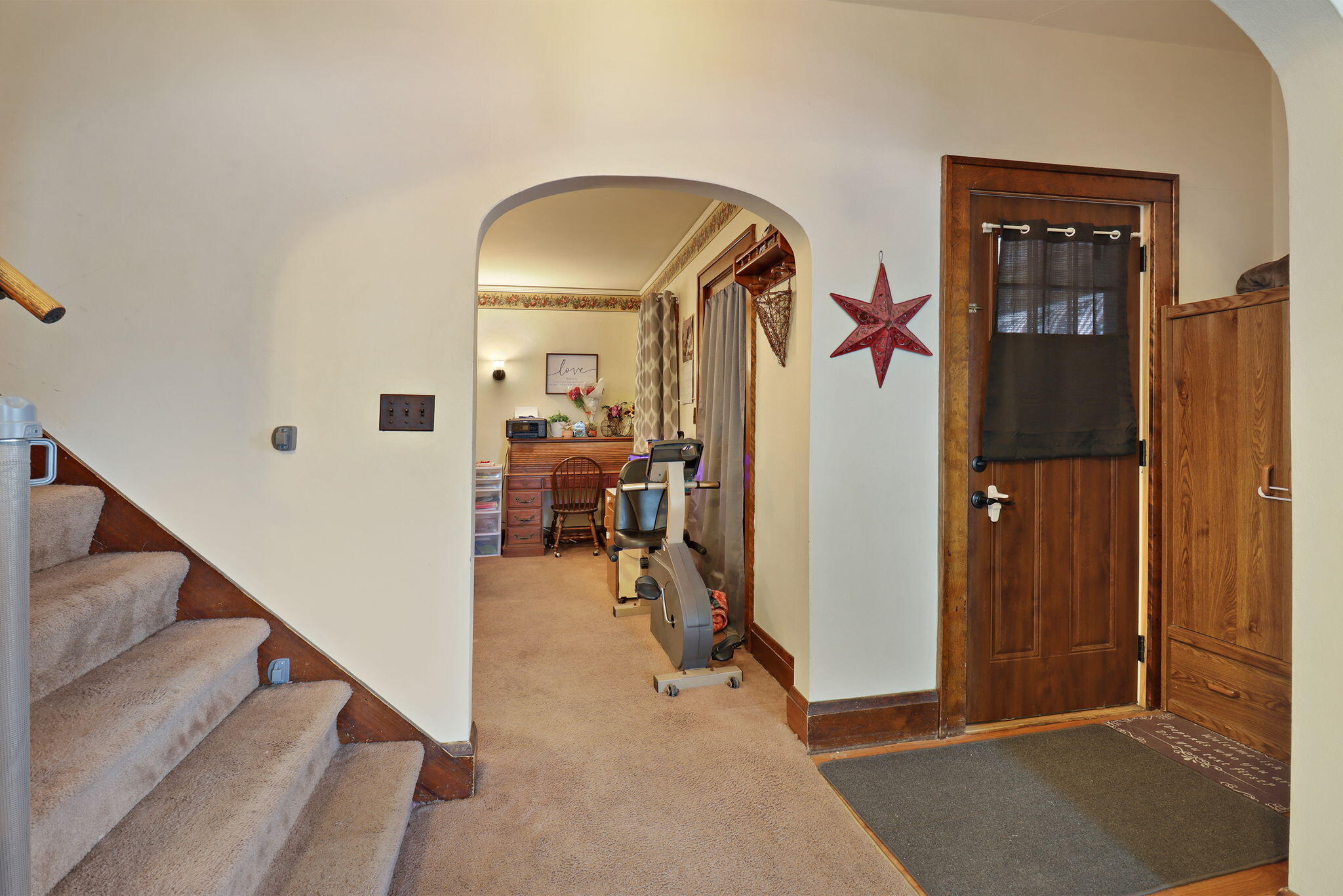 213 E Centralia St Property Photo 1