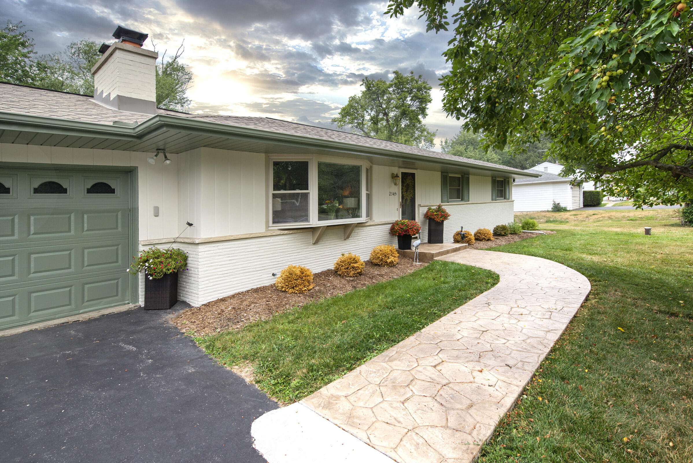 2545 Brookside Ln Property Photo 1