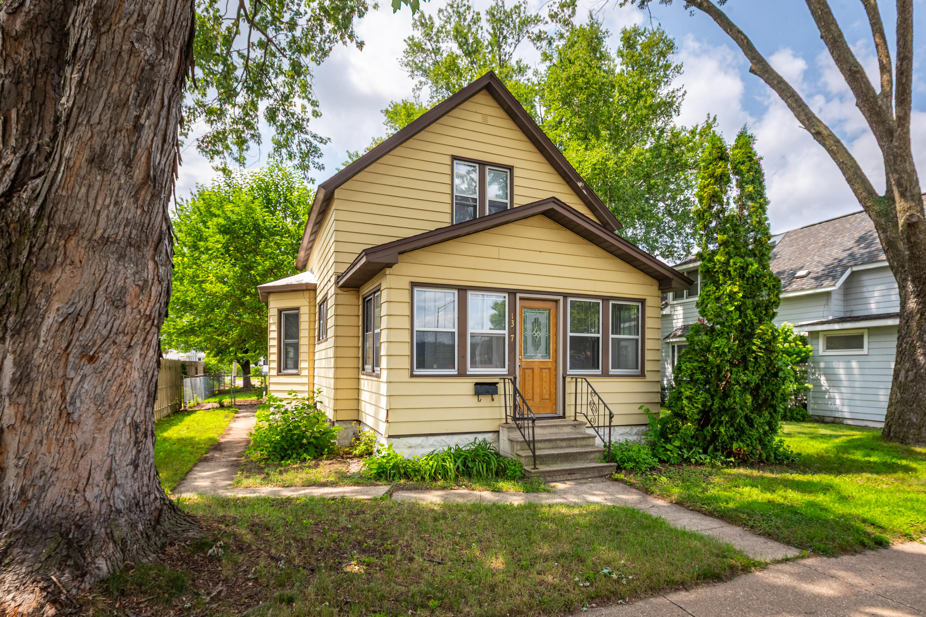 1327 Wood St Property Photo 1