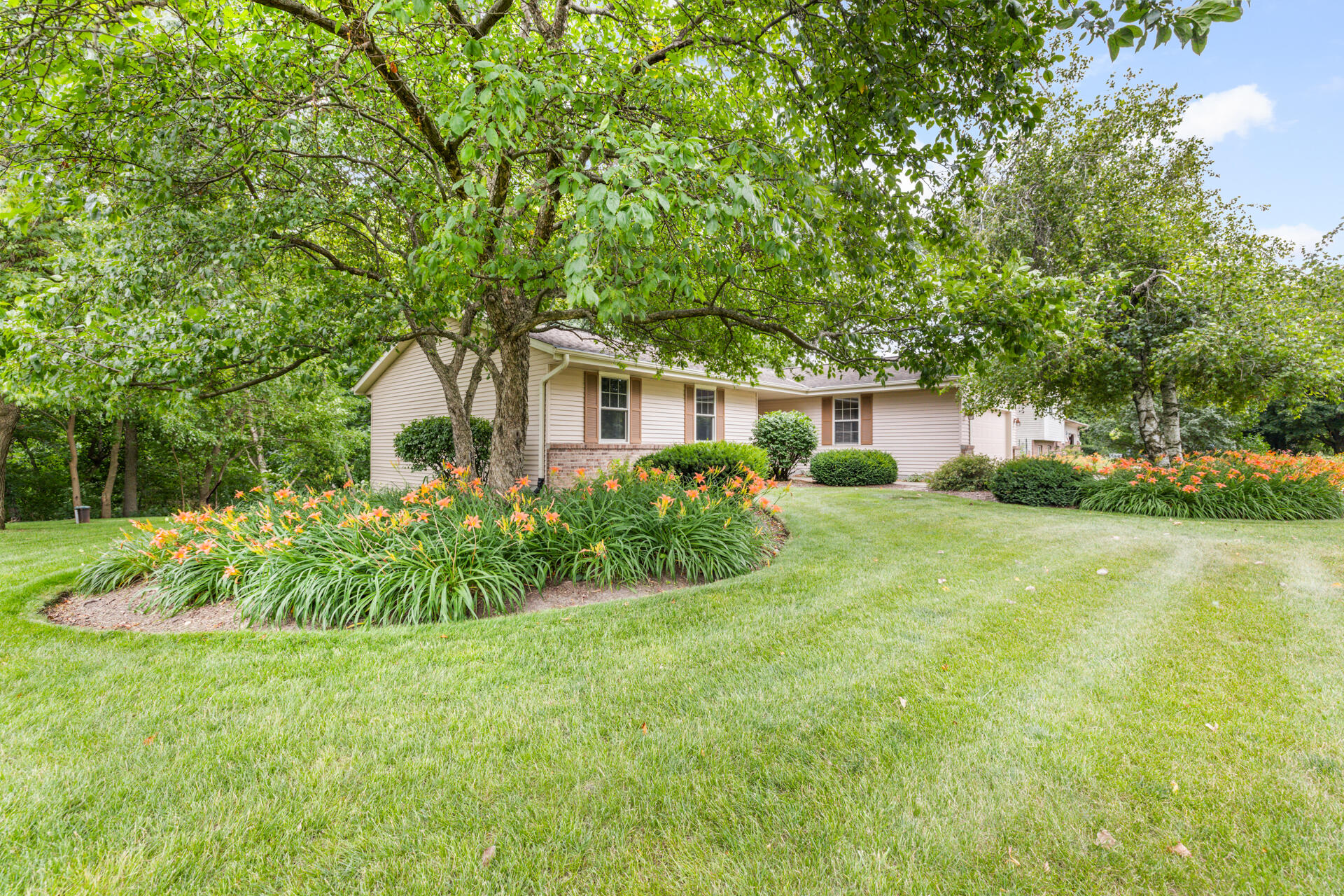 5736 Hickory Knoll Dr Property Photo 1