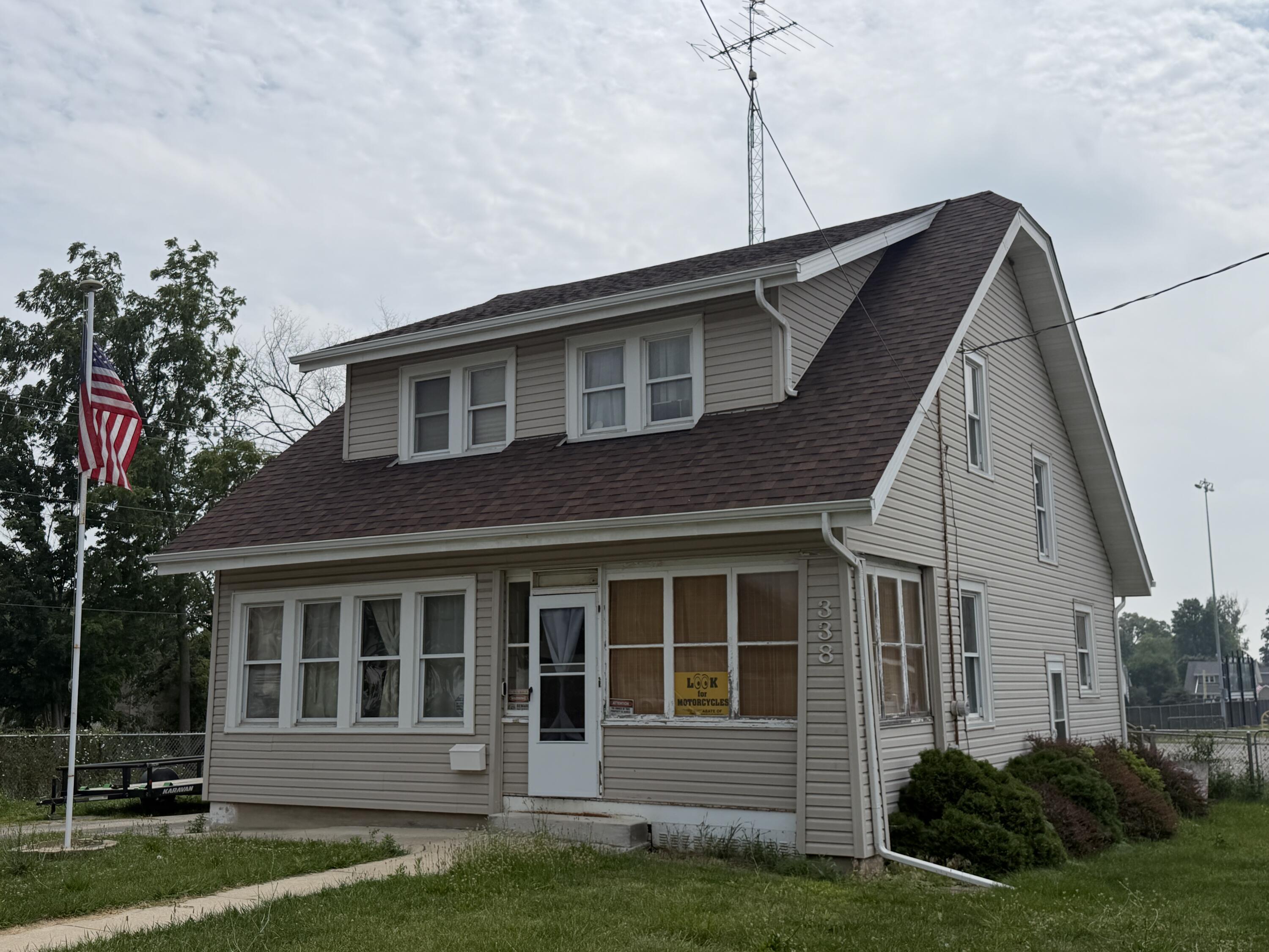 338 E Racine St Property Photo 1