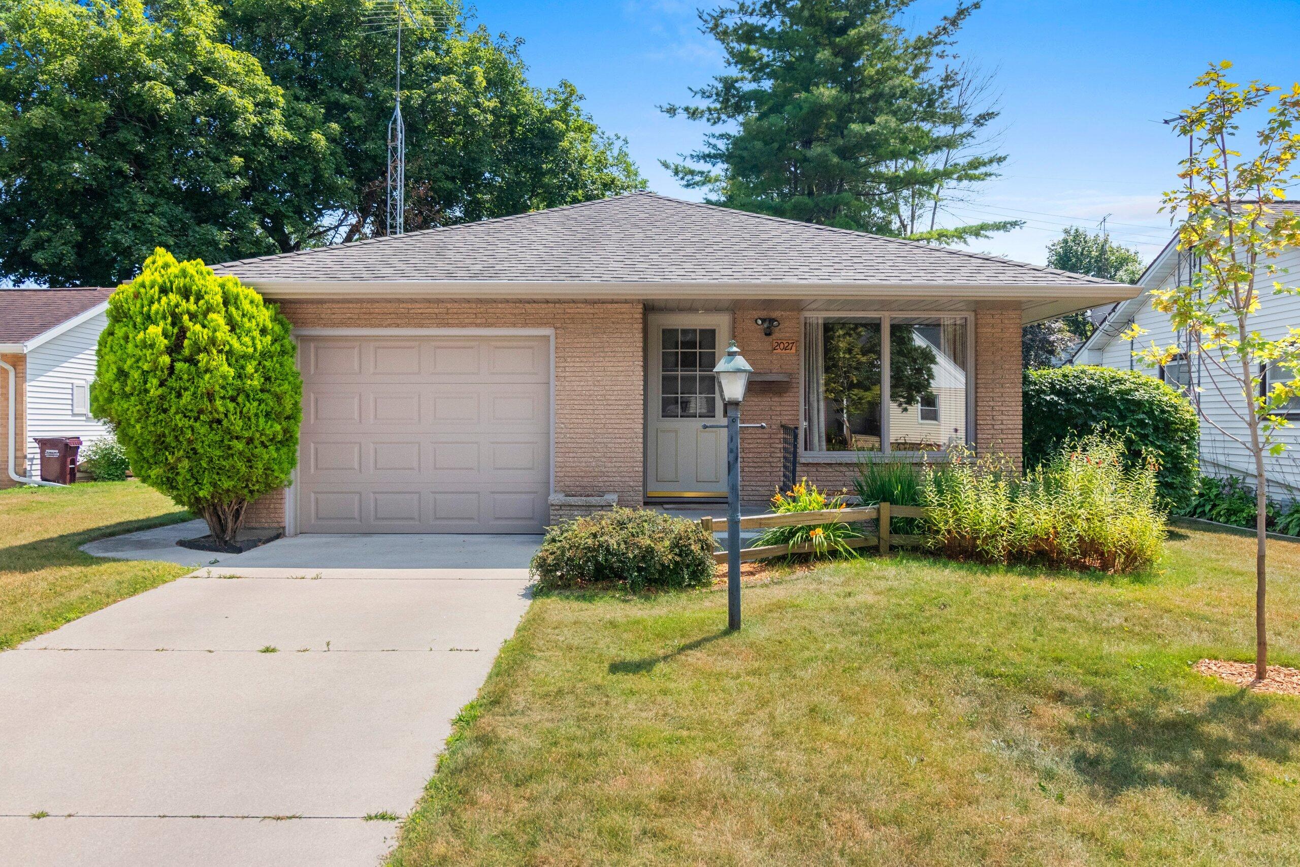 2027 Markham St Property Photo 1