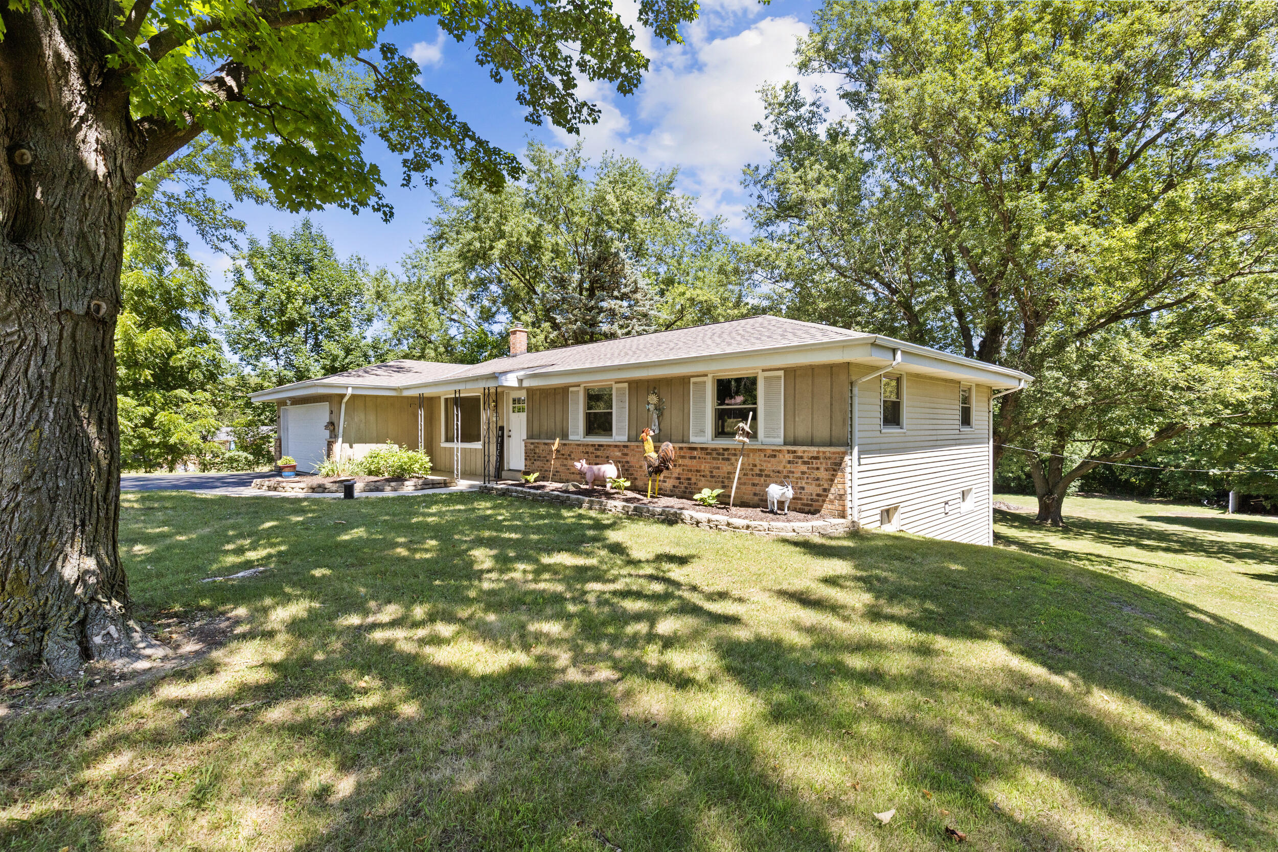 W230s5930 Molla Dr Property Photo 1