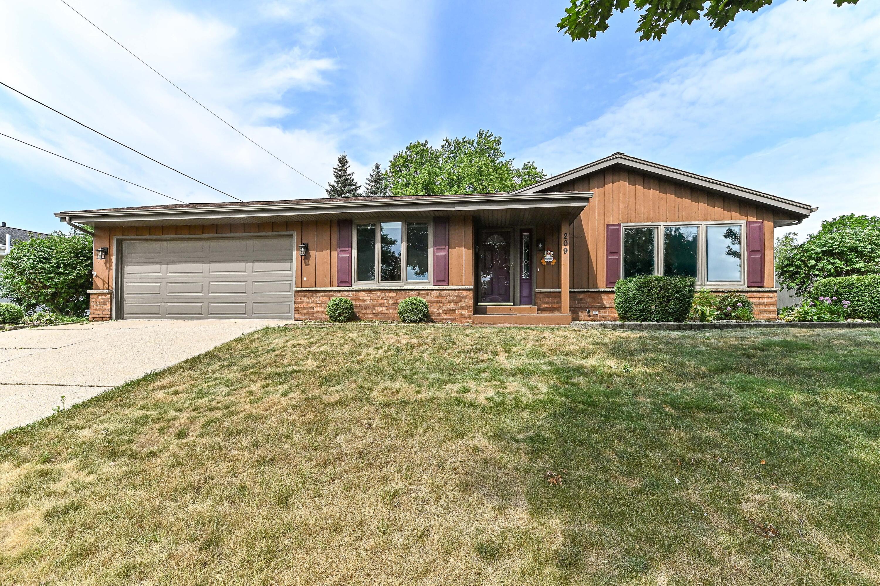 209 Parkview Dr Property Photo 1