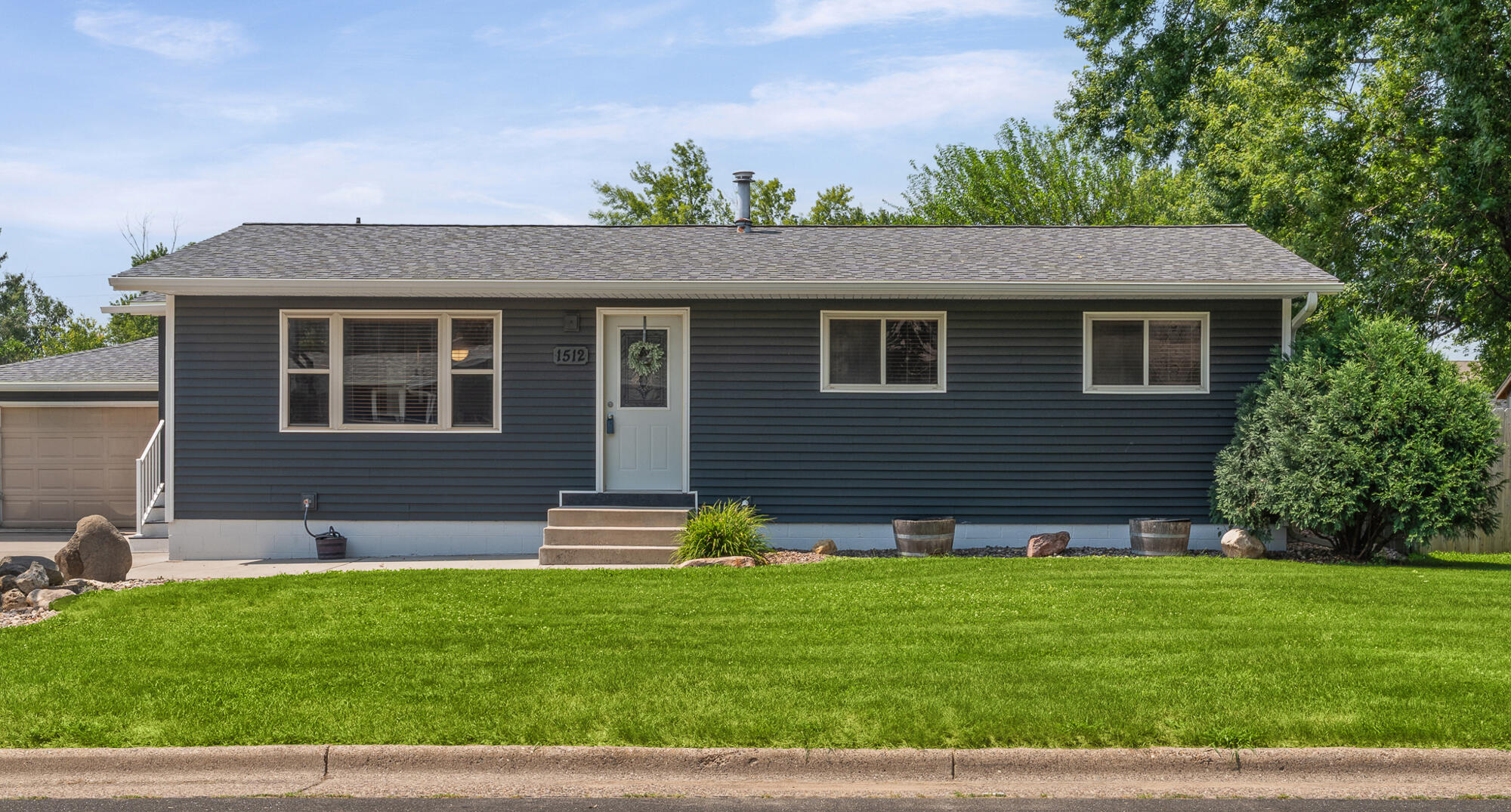 1512 Cliffview Dr