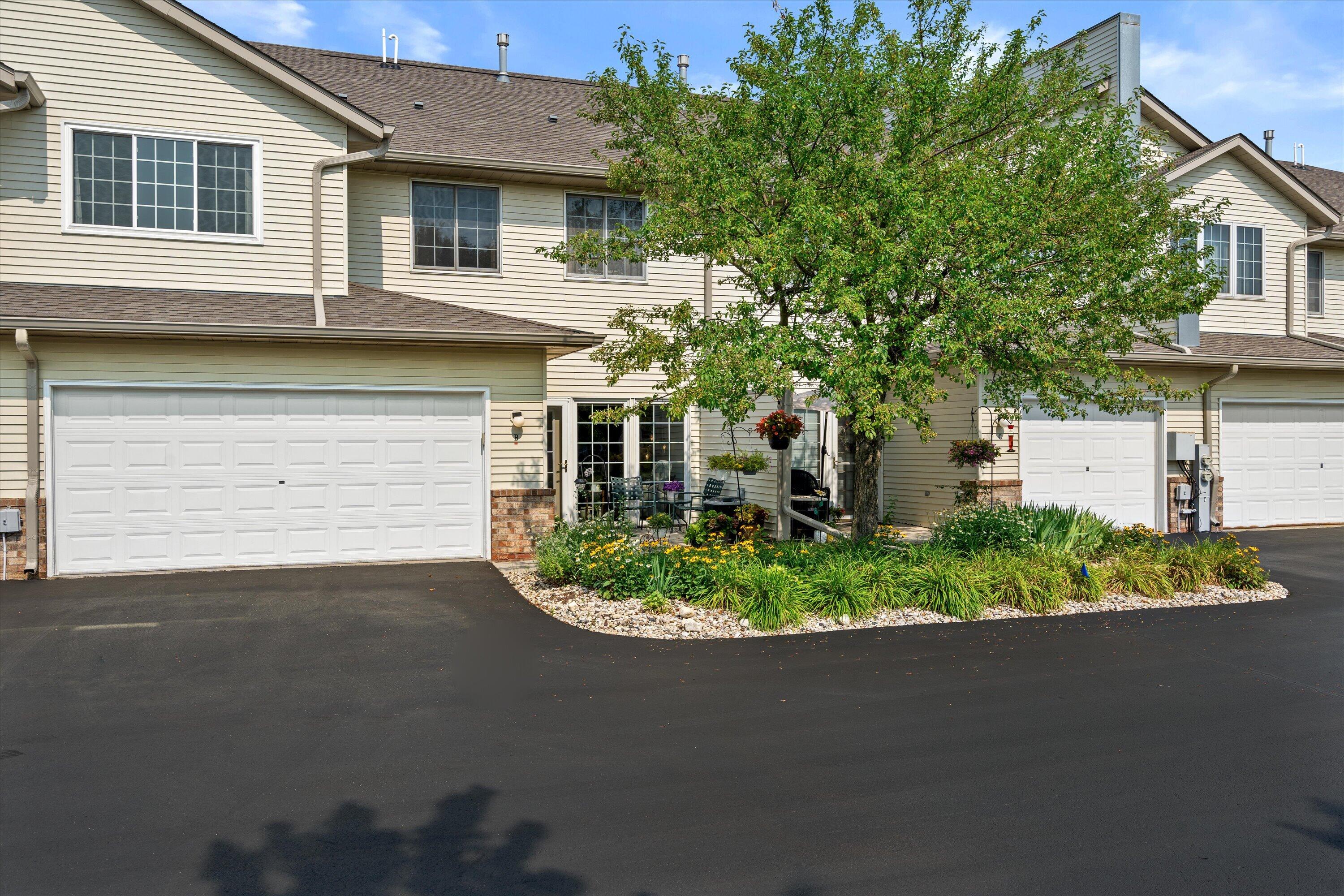 2415 Fox River Pkwy Property Photo 1
