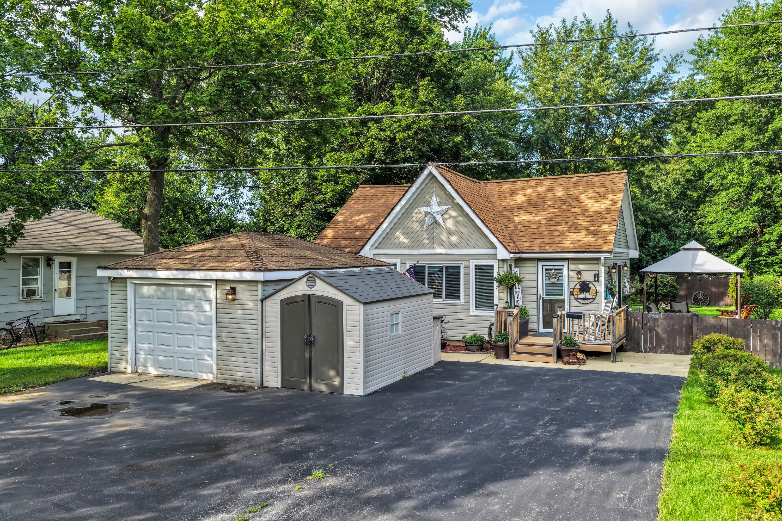 7557 Shorewood Dr Property Photo 1
