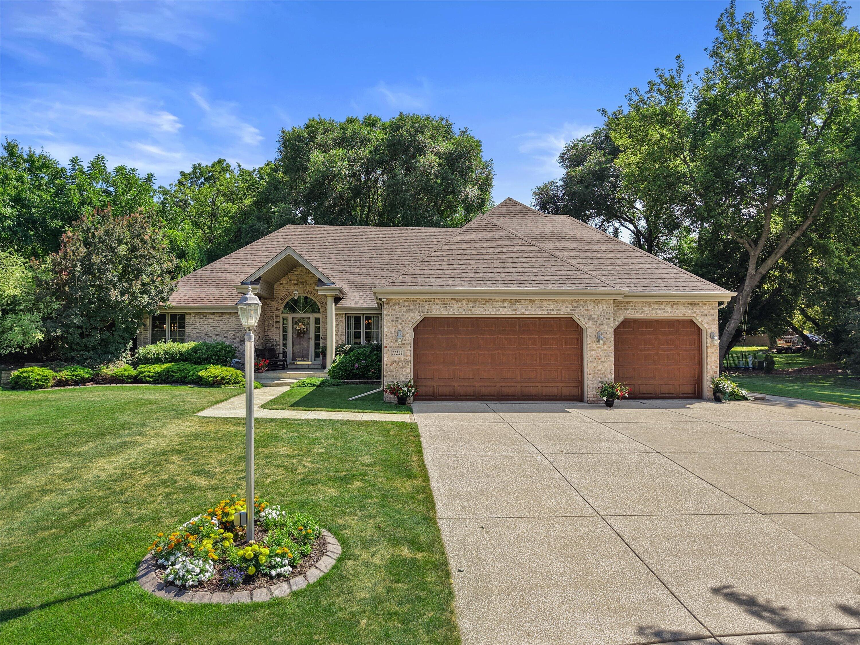 11221 W Drake Ln Property Photo 1
