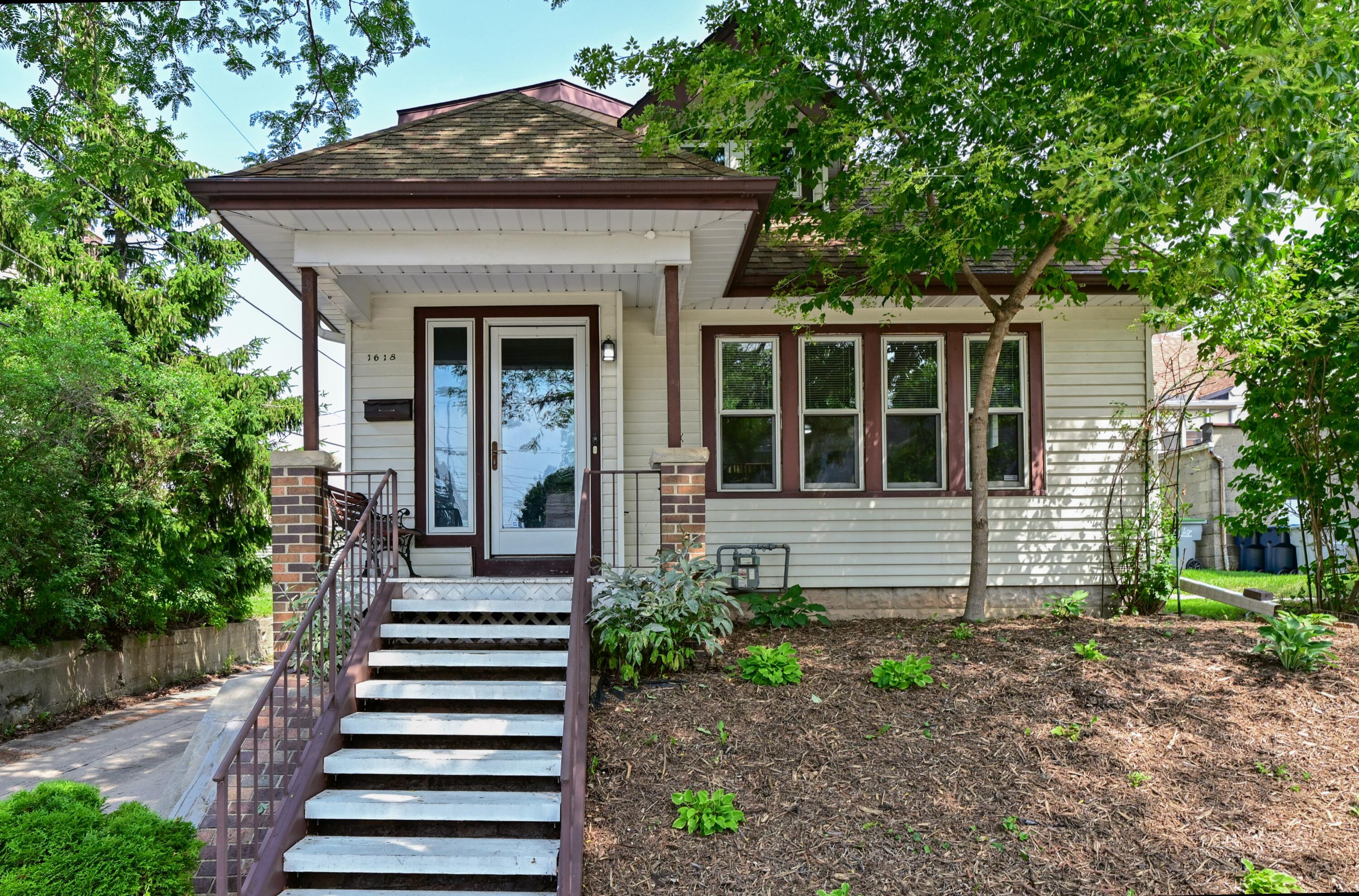 1618 E Newport Ave Property Photo 1