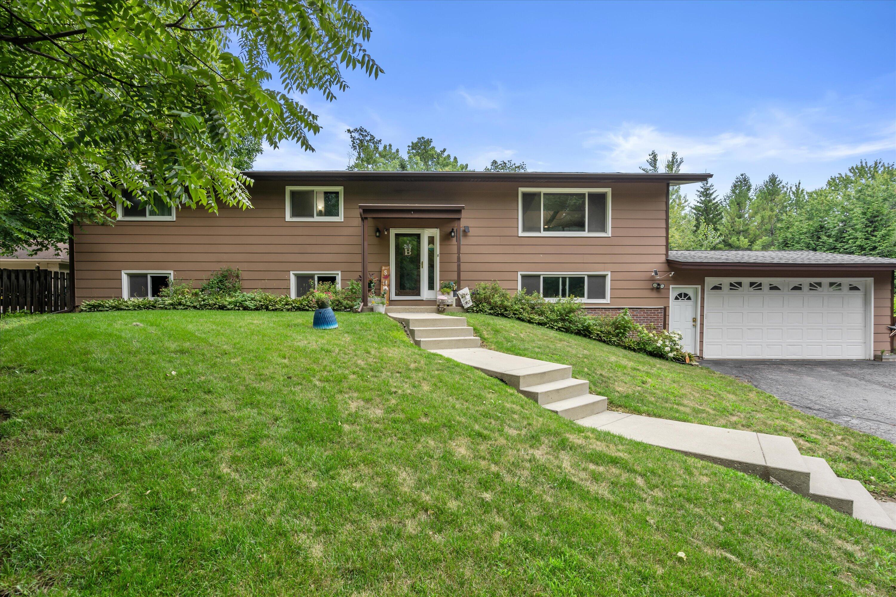 W153n9940 Neptune Dr Property Photo 1