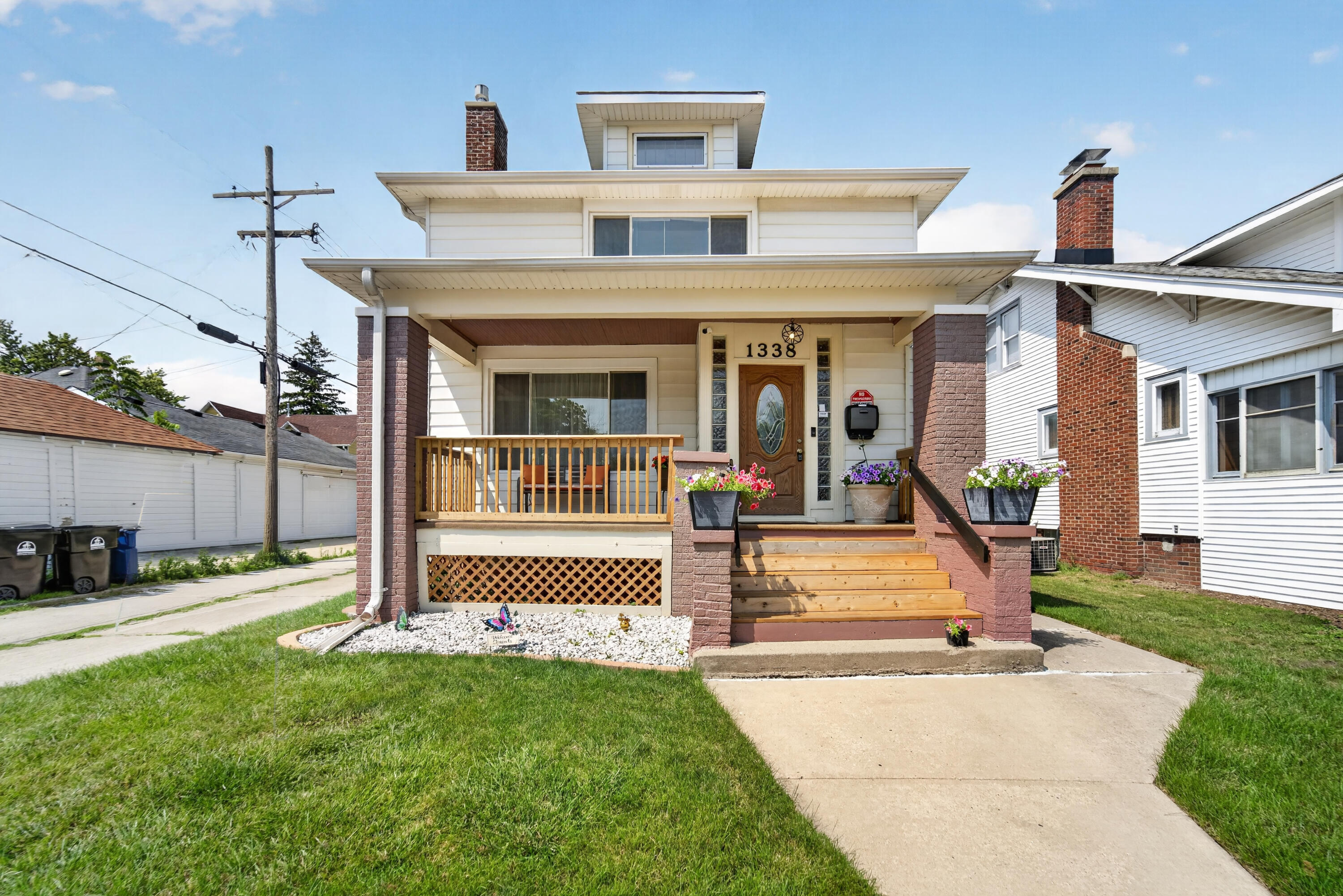 1338 Quincy Ave Property Photo 1