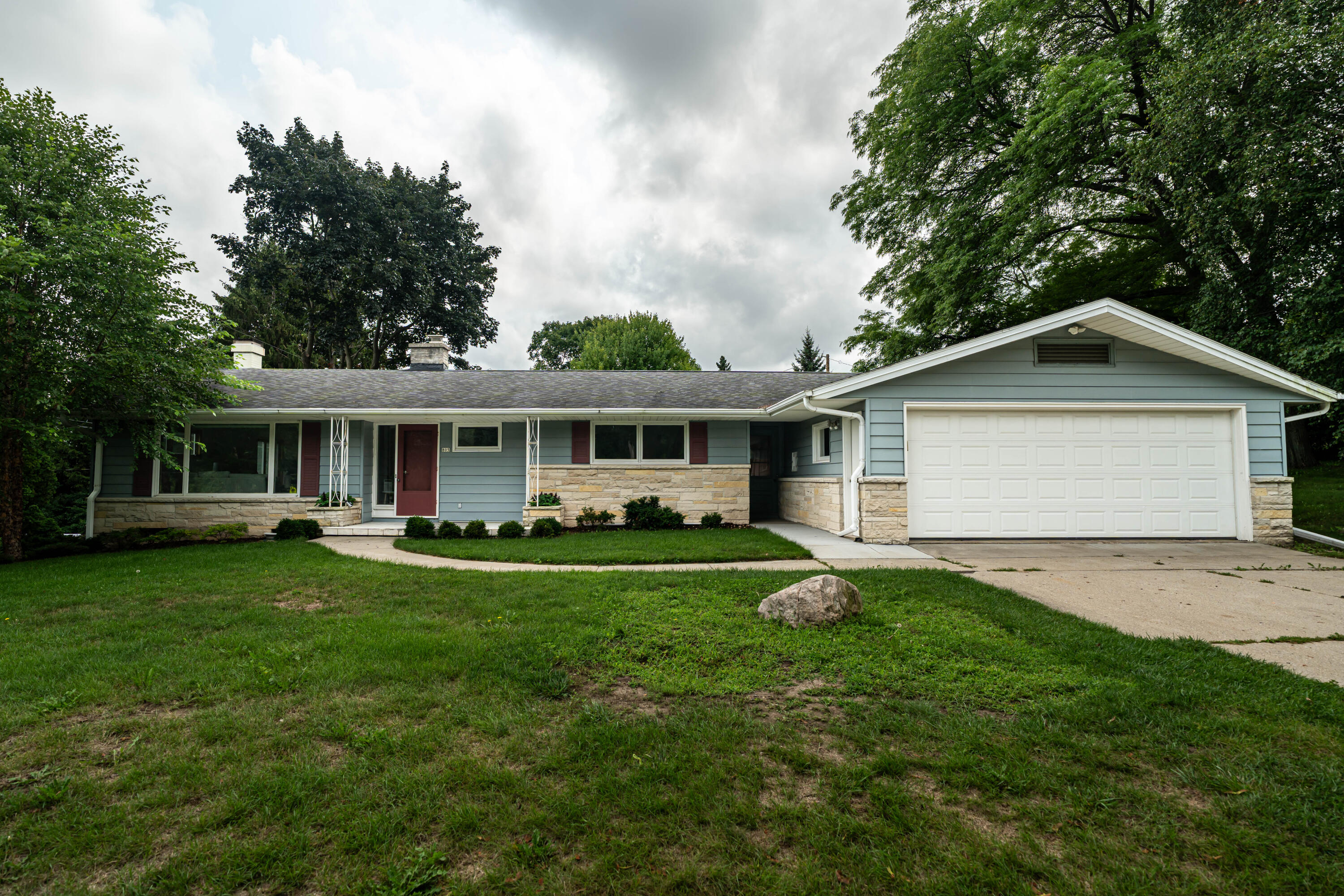 805 W Decorah Rd Property Photo 1