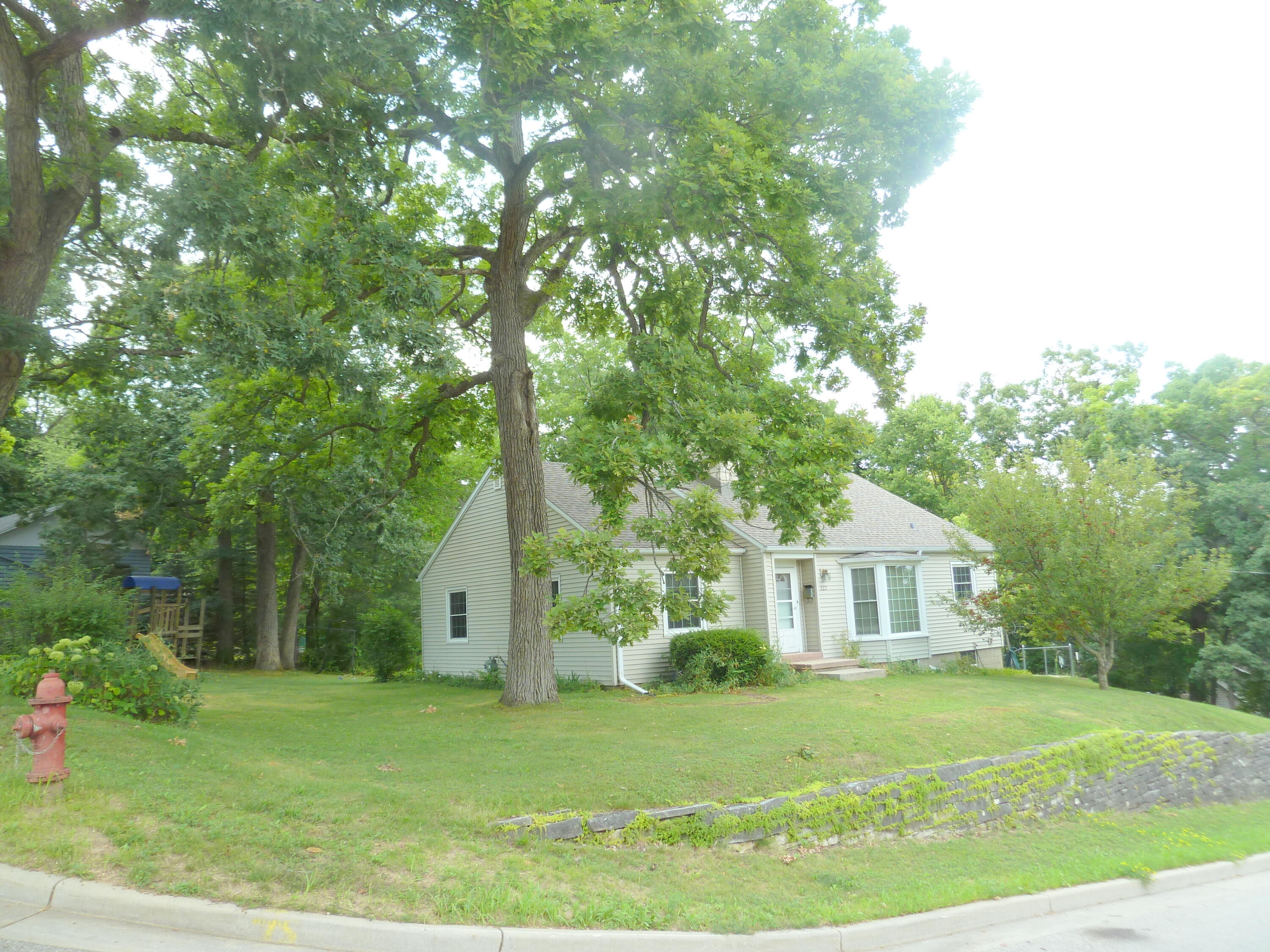 227 3rd St Property Photo 1