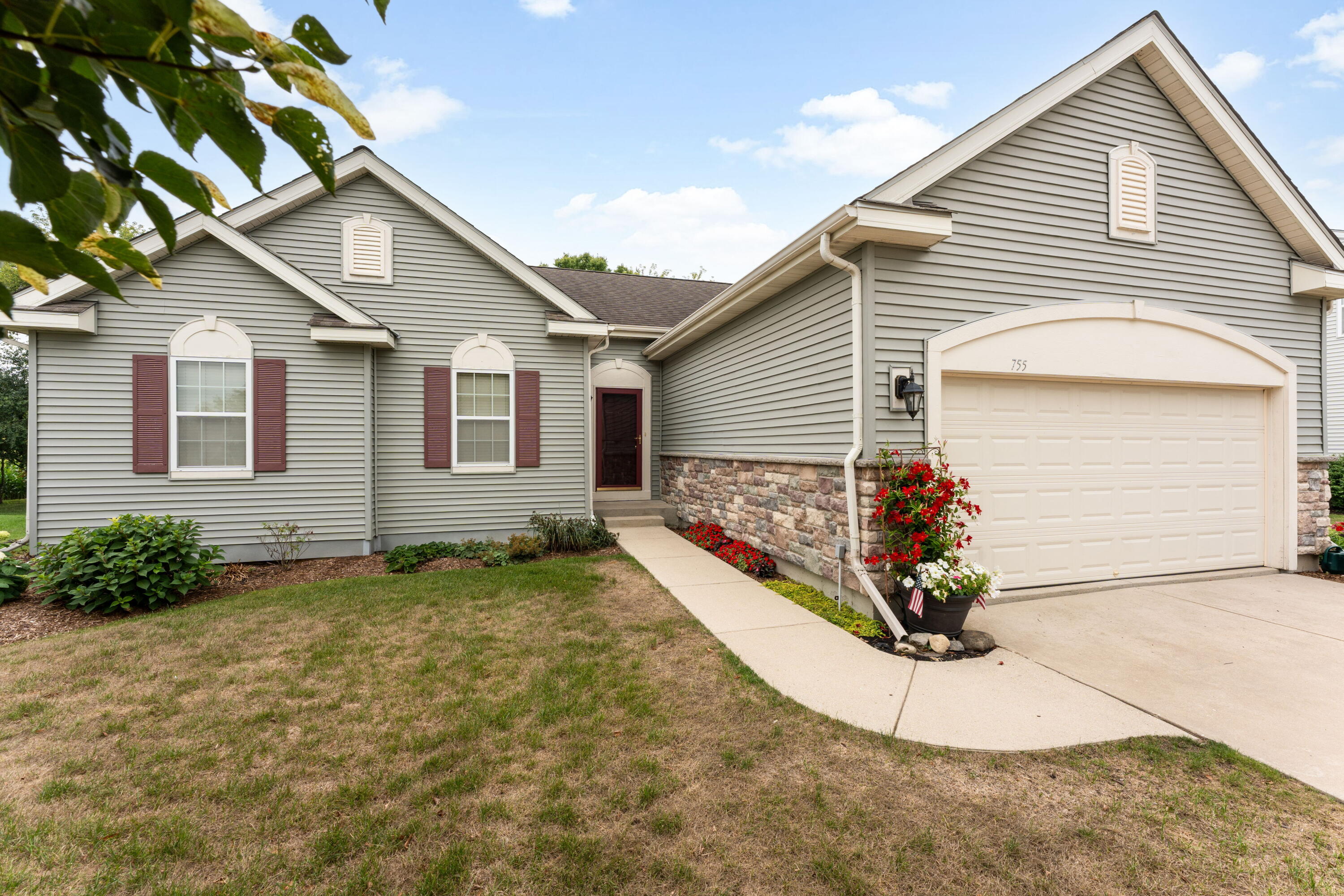 755 Meadowview Ln Property Photo 1