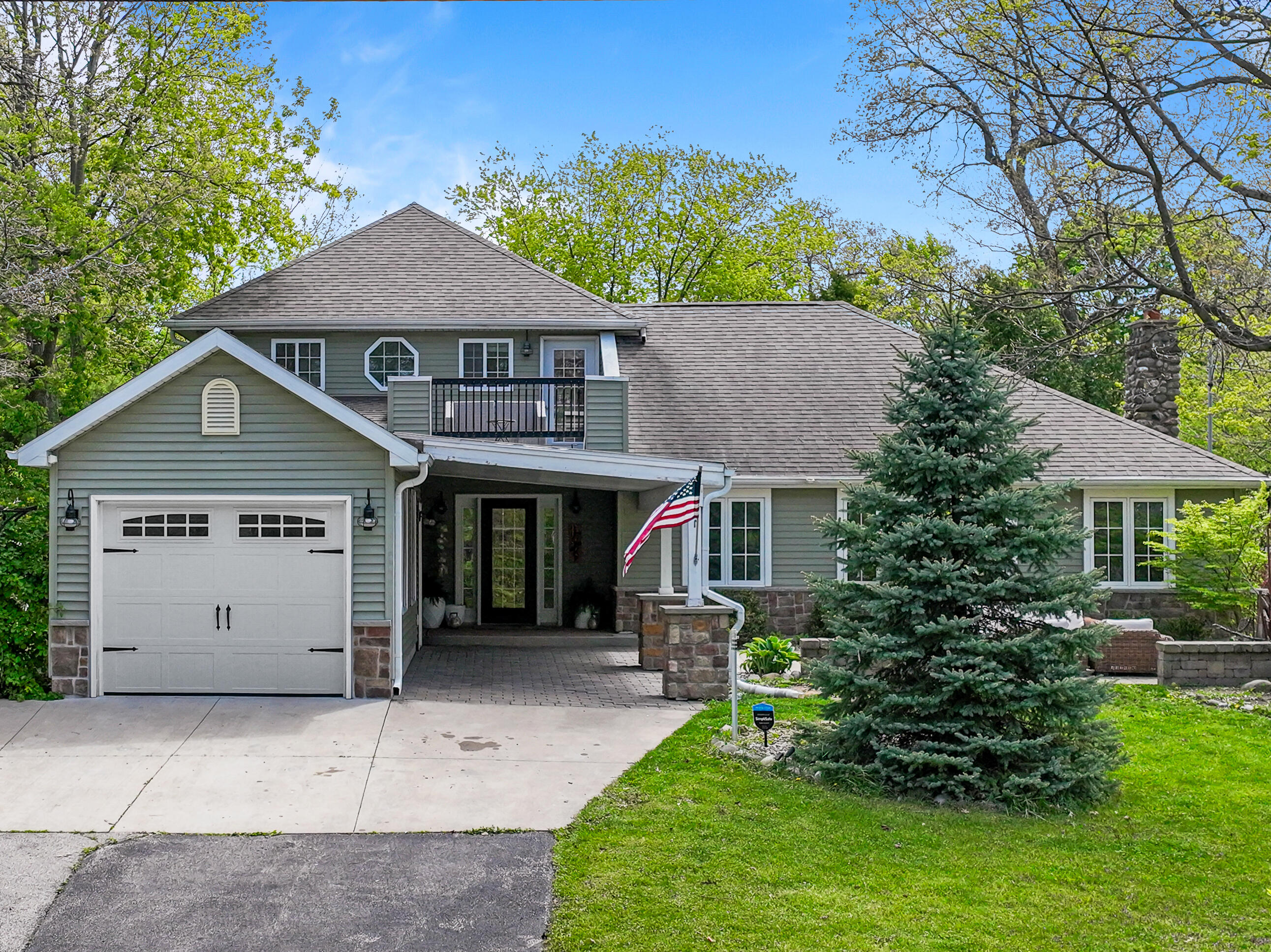 1069 Sauganash Dr Property Photo 1