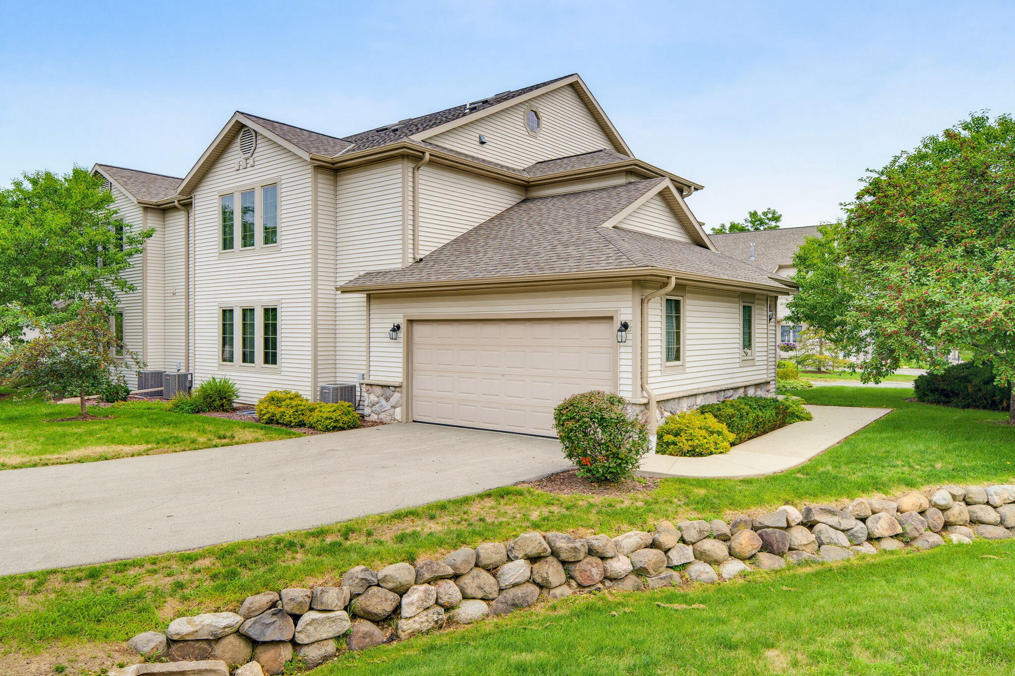 2215 Circle Rdg Property Photo 1