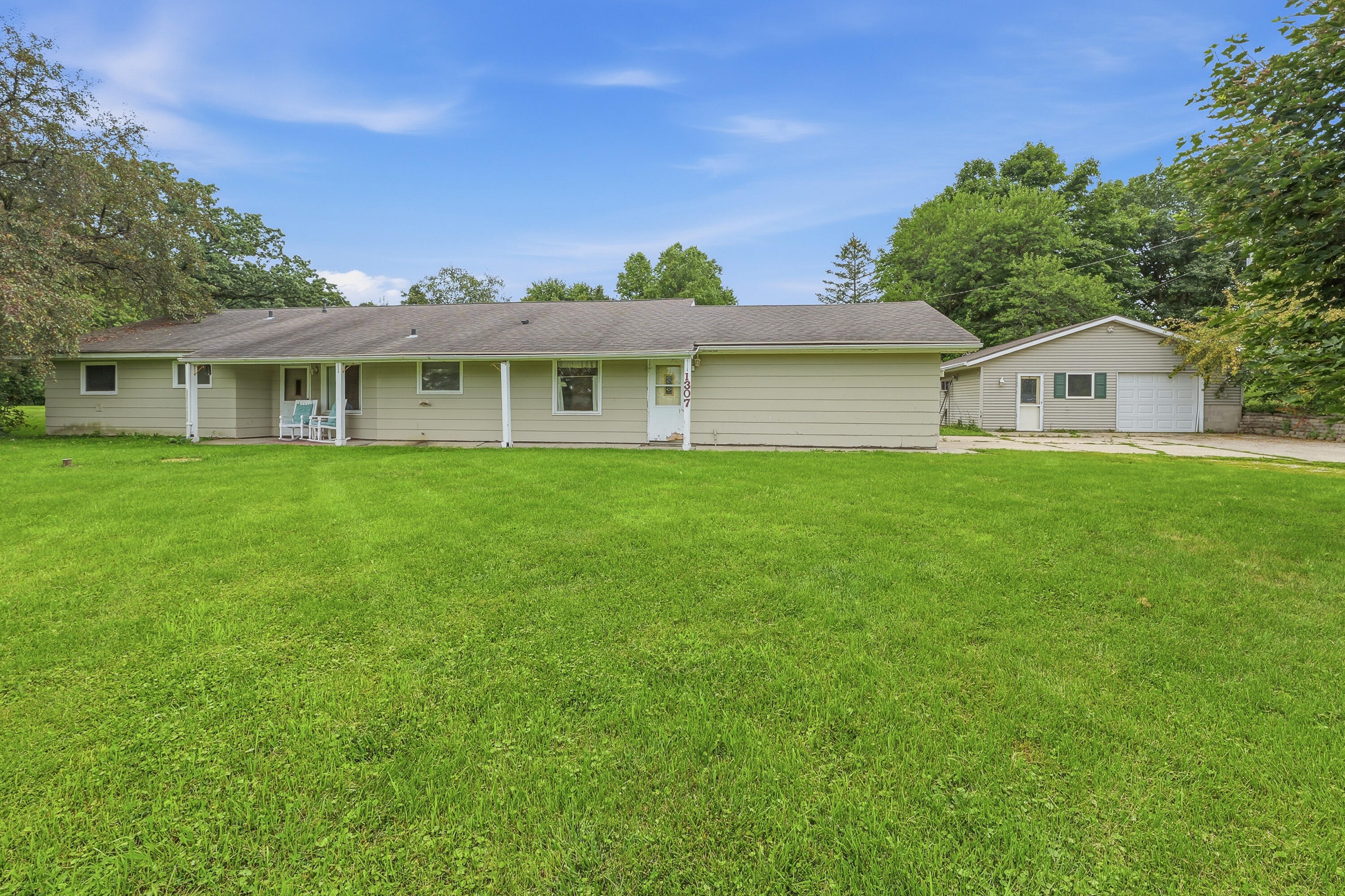 1307 E Lake St Property Photo 1