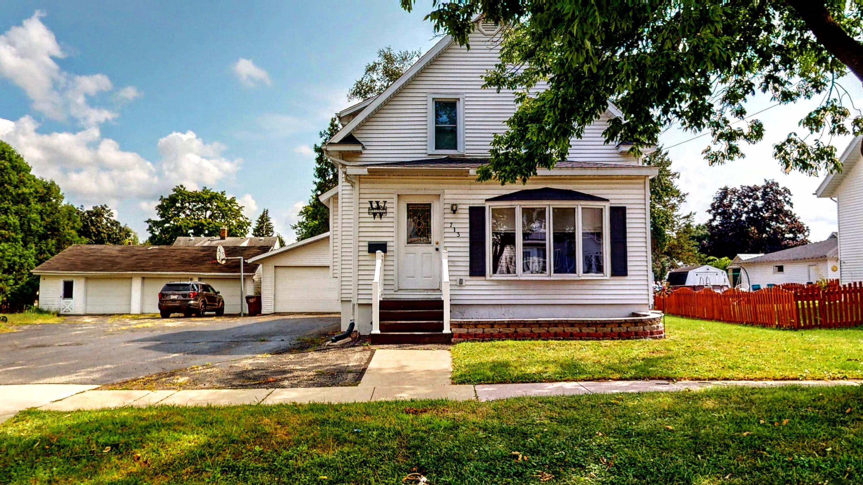 713 Charles St Property Photo 1