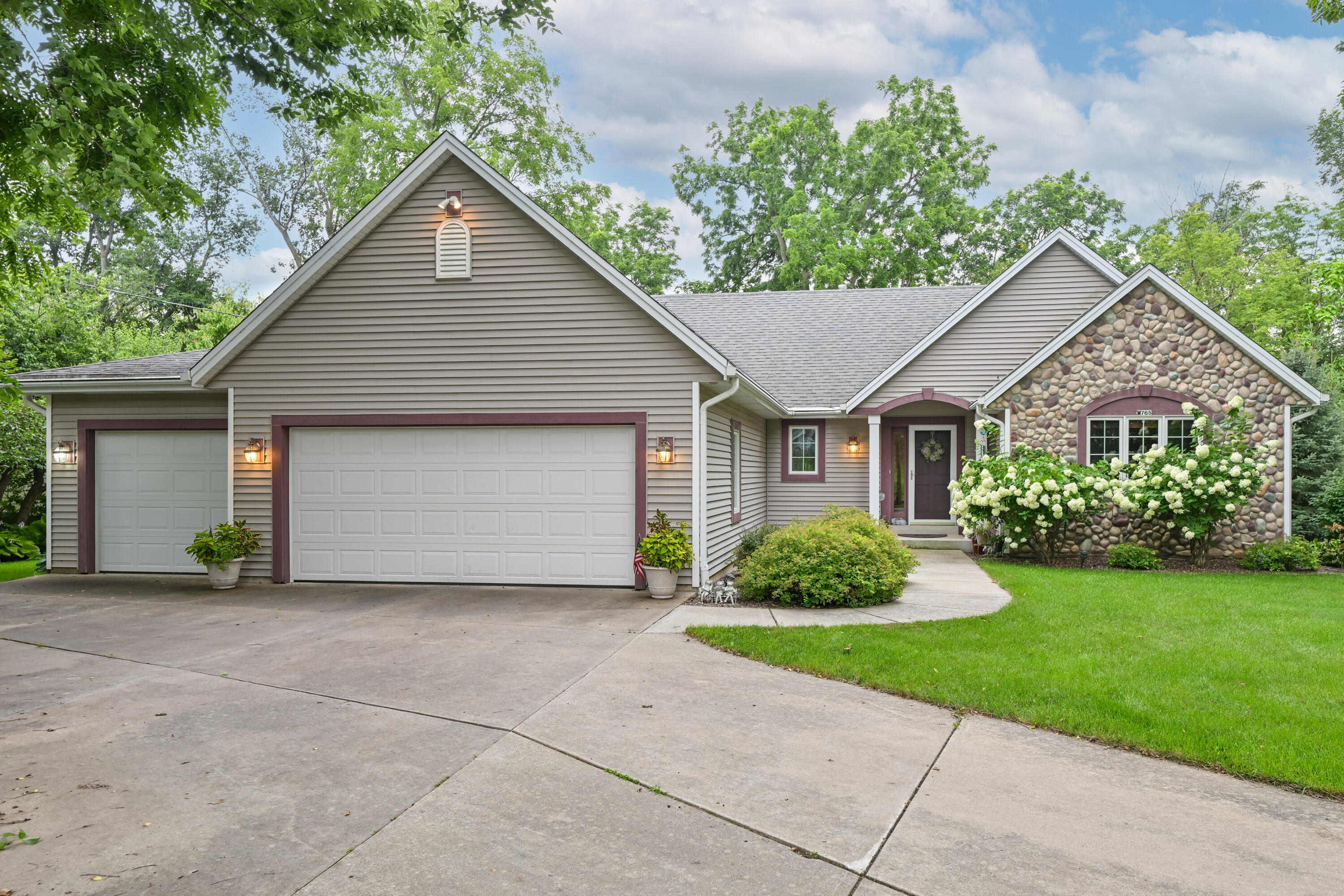 W765 Potters Cir Property Photo 1