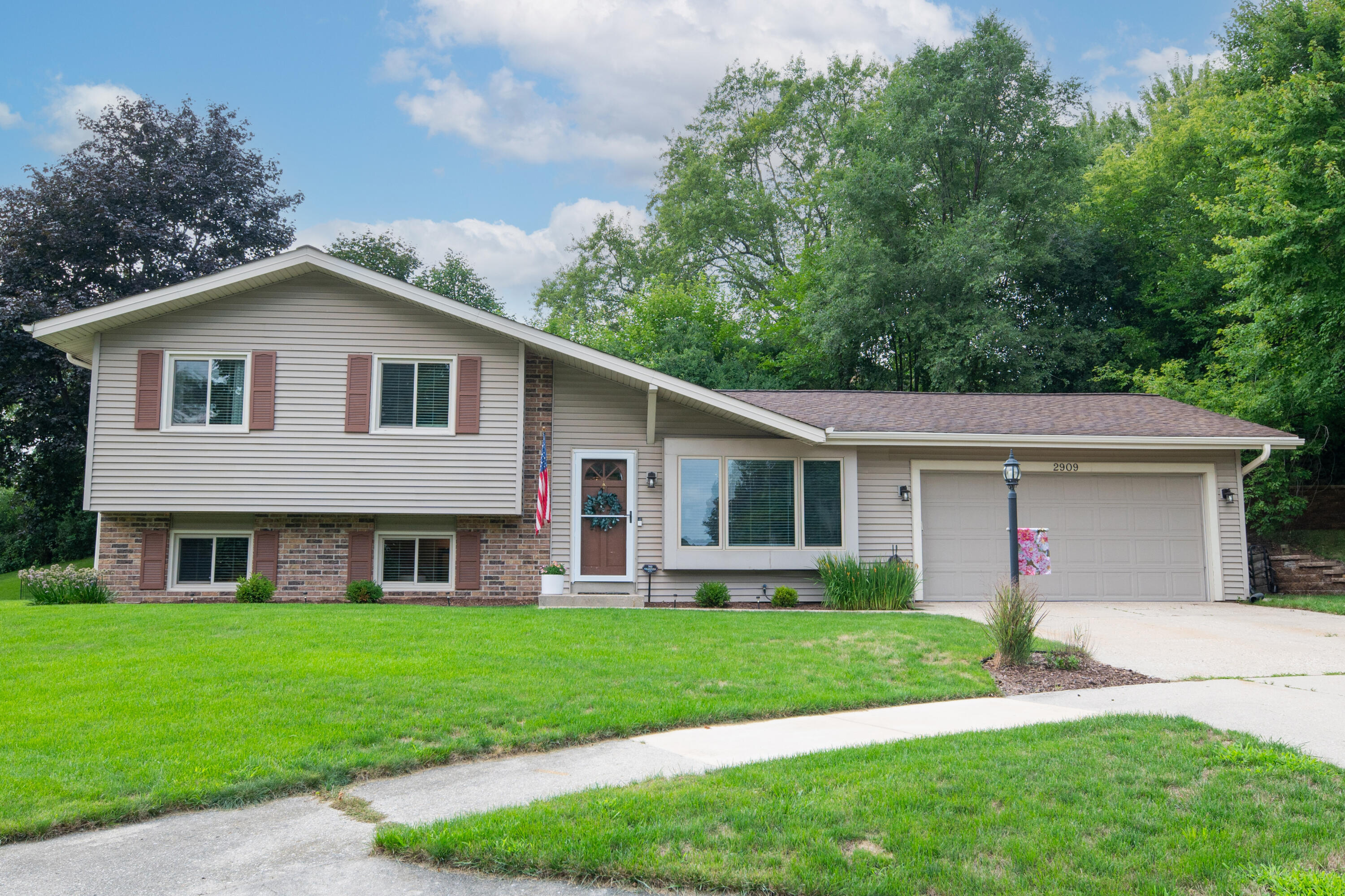 2909 Berkshire Ct Property Photo 1
