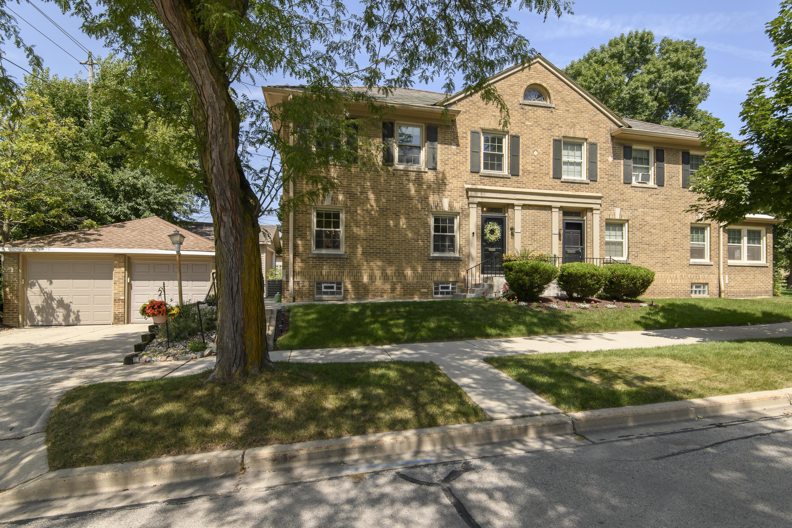 1614 E Kenmore Pl Property Photo 1