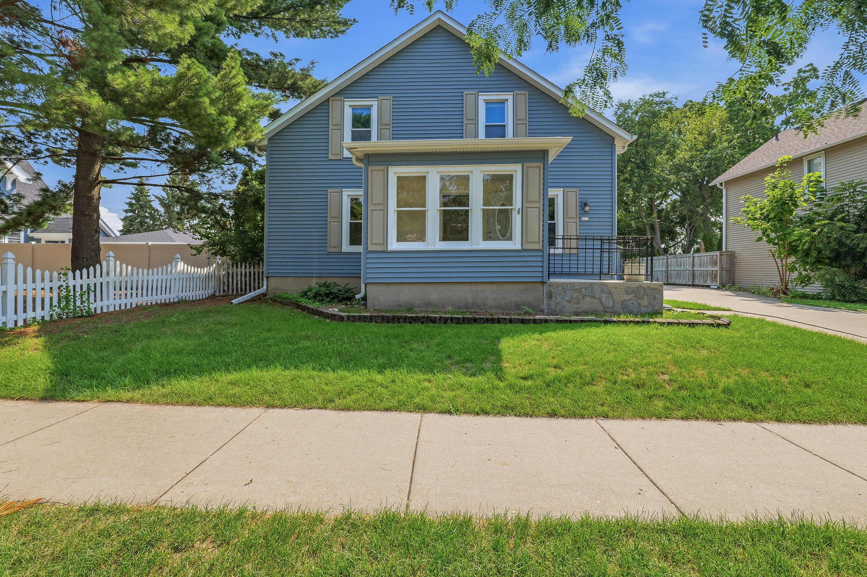 317 E Pleasant St Property Photo 1