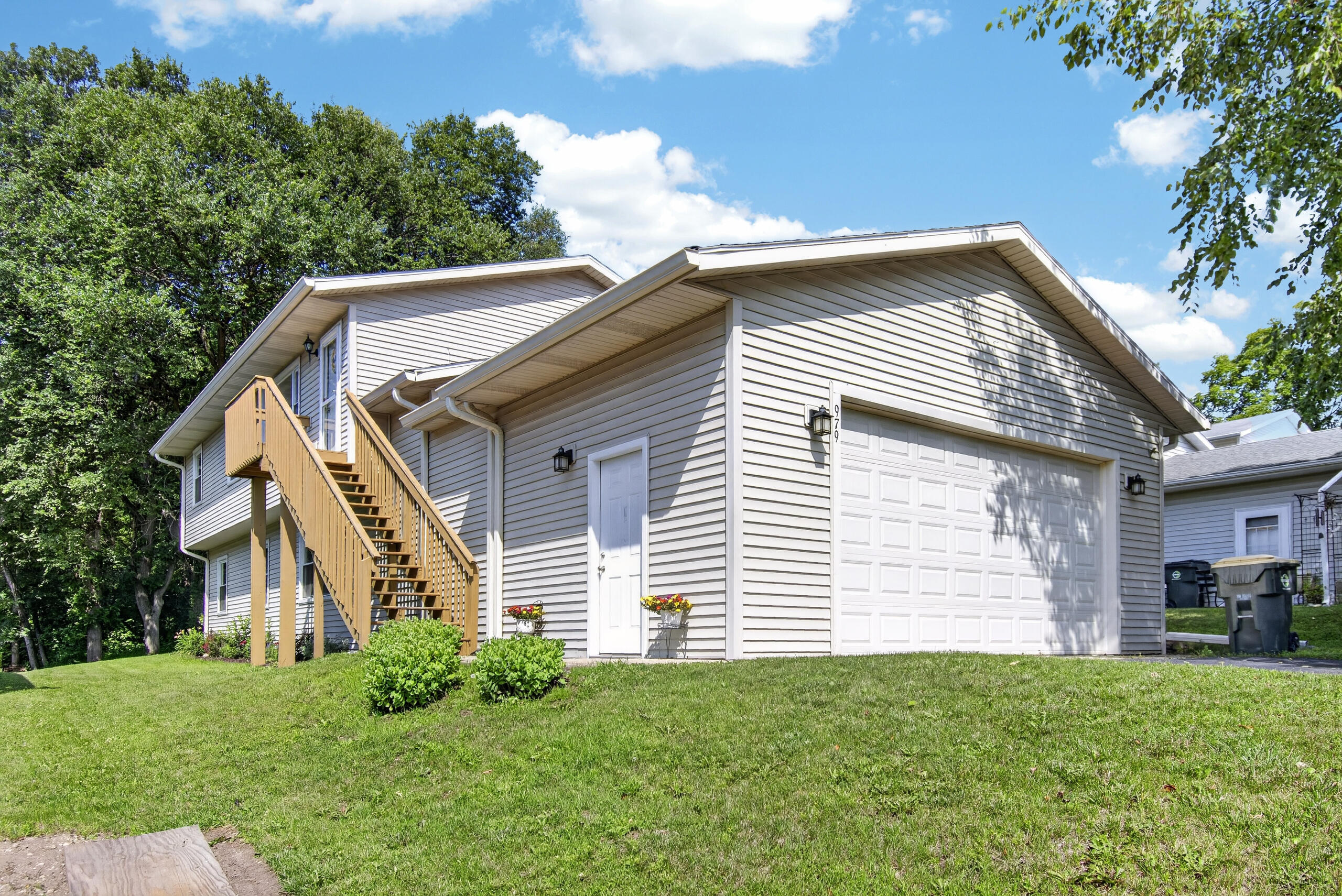 979 Rhyners Ln Property Photo 1
