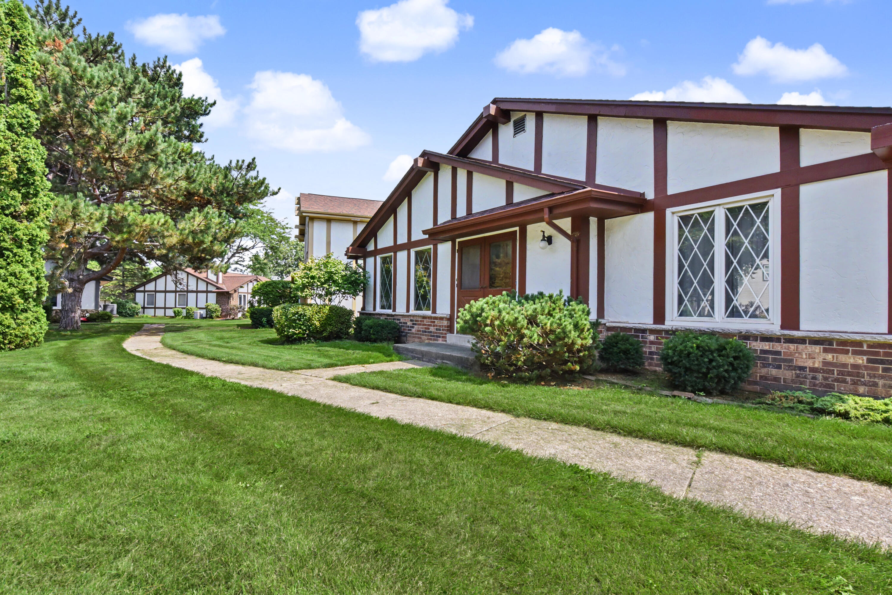 5297 Somerset Ln Property Photo 1