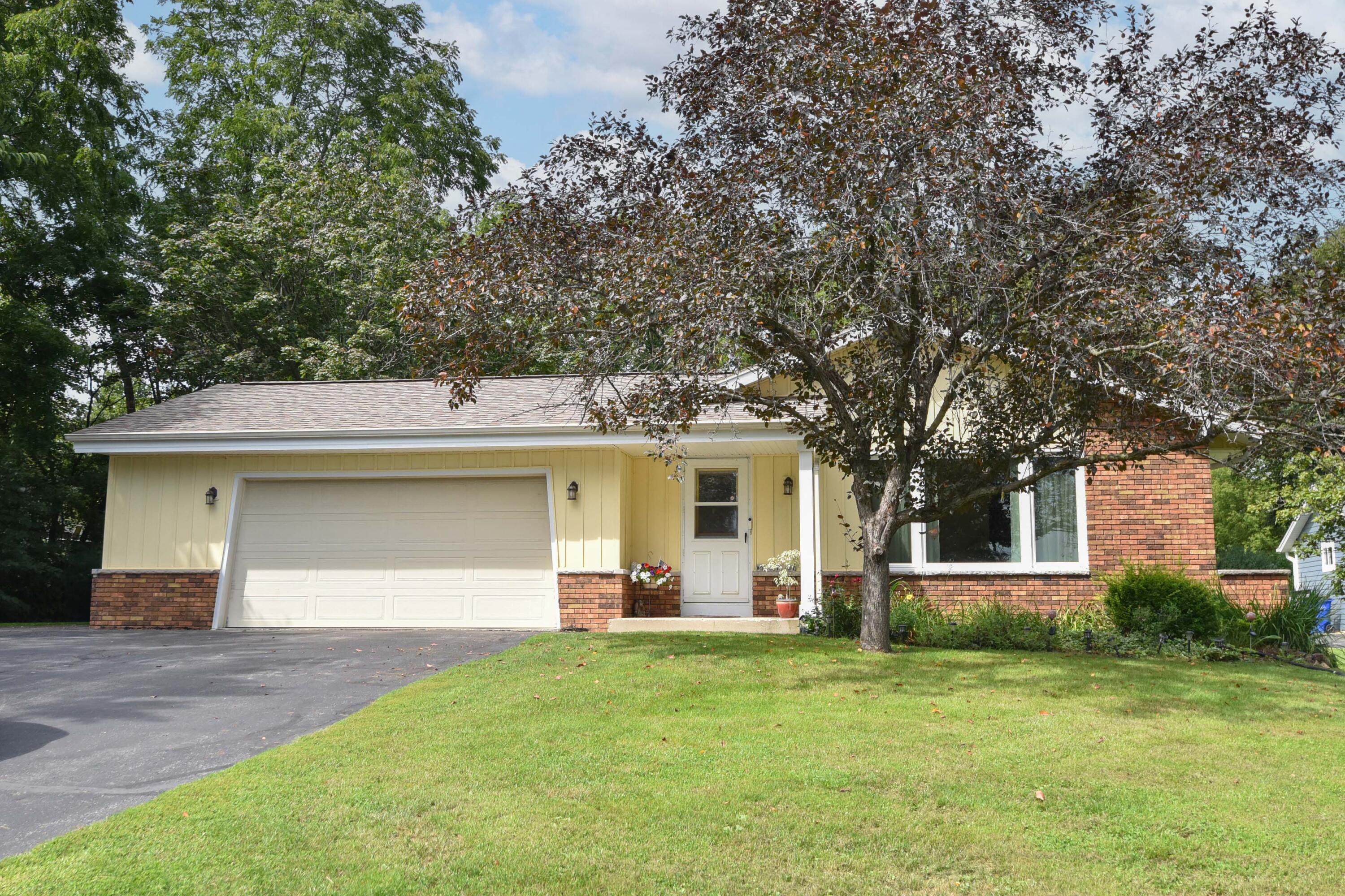 W193s7137 Hillview Dr Property Photo 1