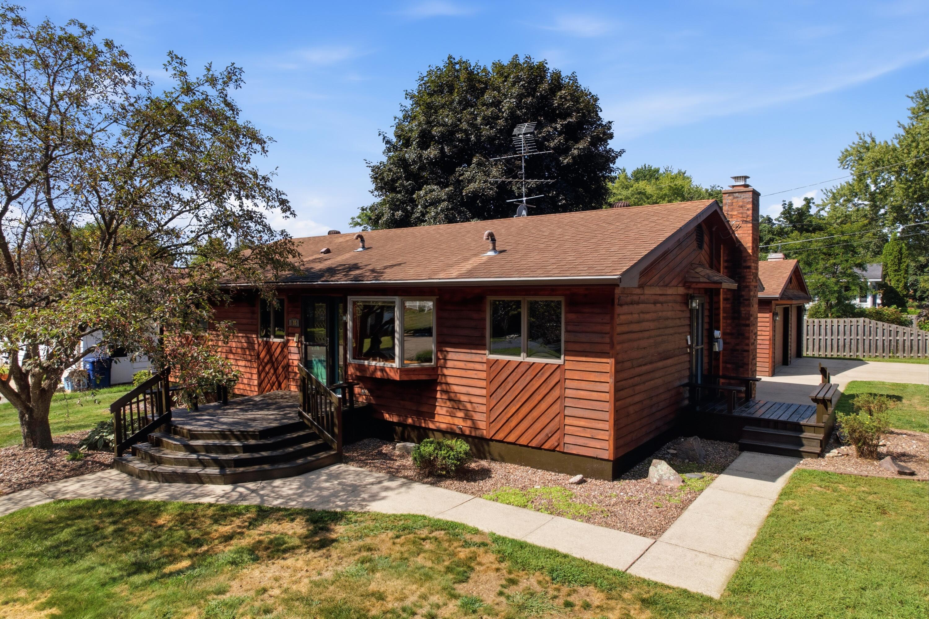 910 Charles Dr Property Photo 1
