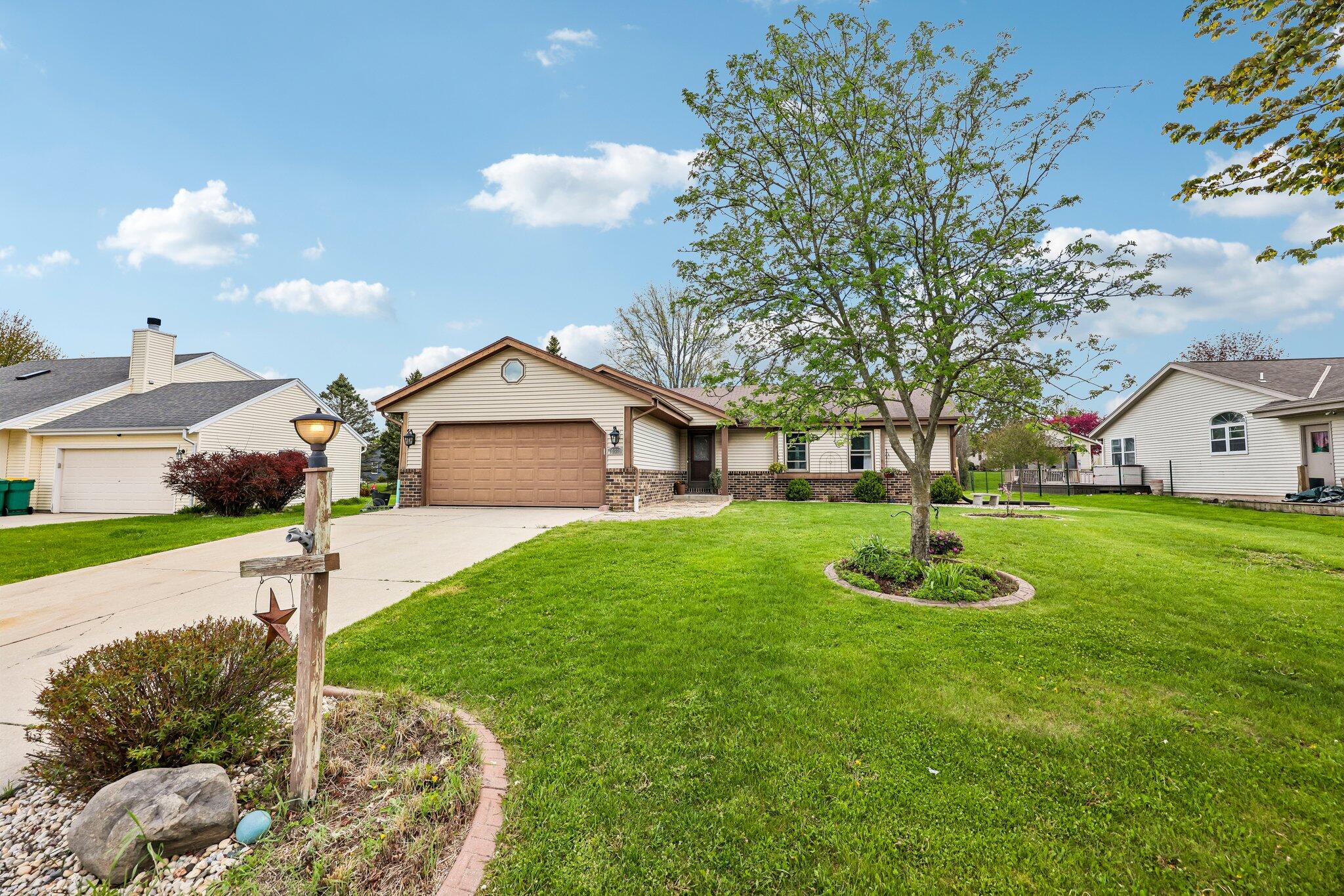 W163n10528 Ridgeview Ln Property Photo 1
