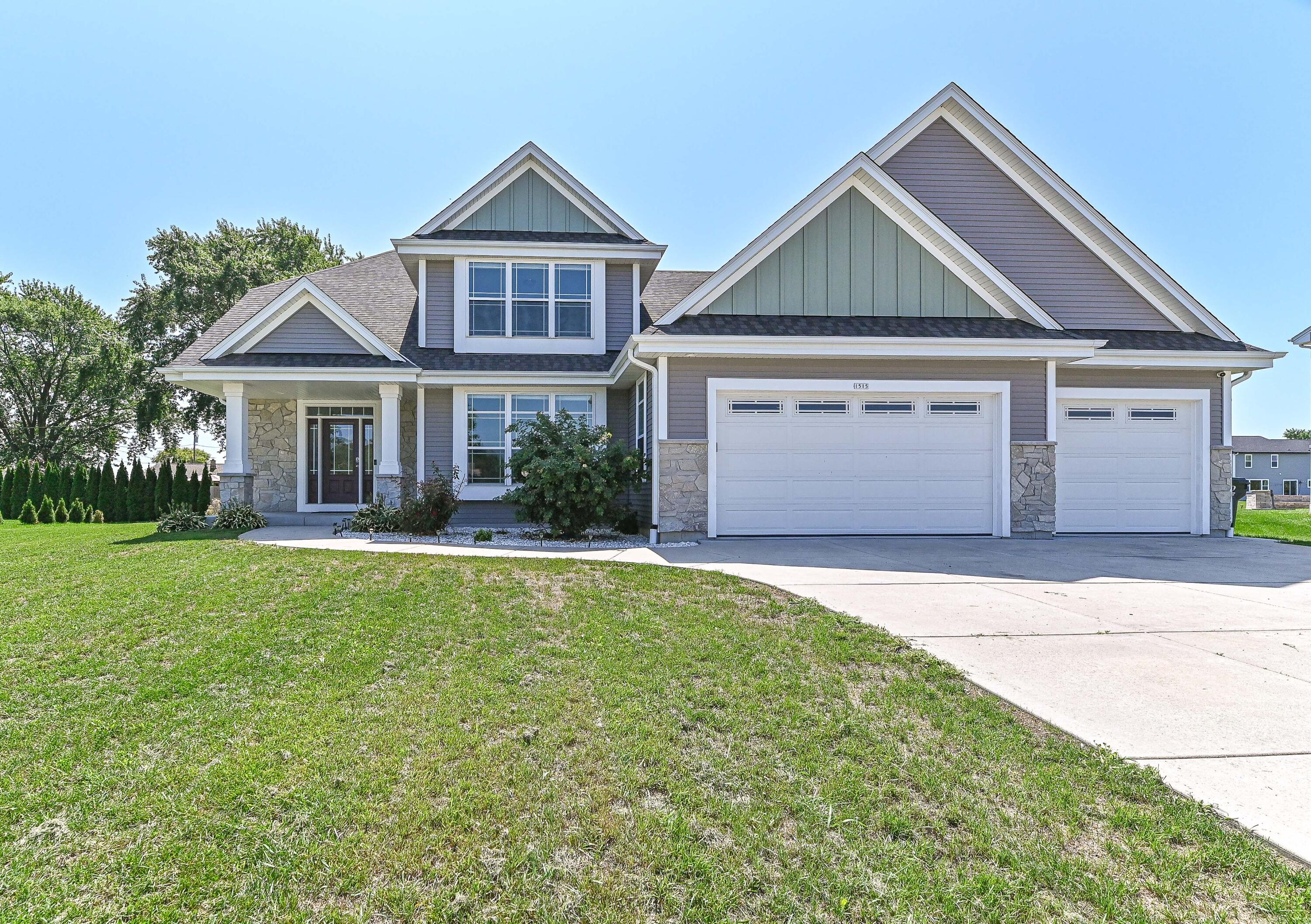 1515 E Maple View Dr Property Photo 1