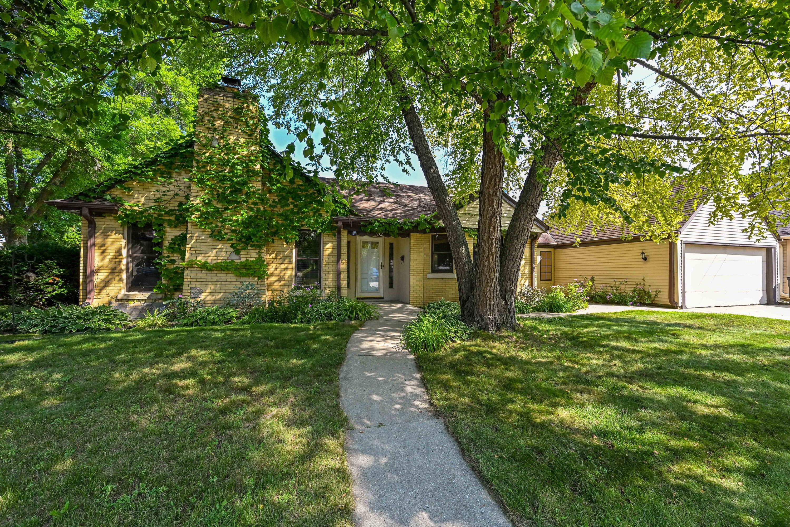 2202 Lefeber Ave Property Photo 1